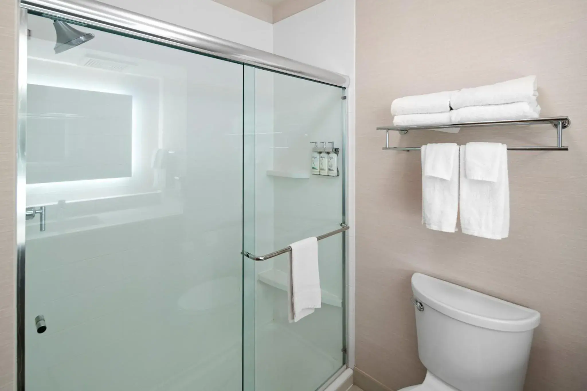 Standard King Room in Holiday Inn Express Hotel & Suites Coeur D'Alene I-90 Exit 11 by IHG Standard King Room in Holiday Inn Express Hotel & Suites Coeur D'Alene I-90 Exit 11 by IHG