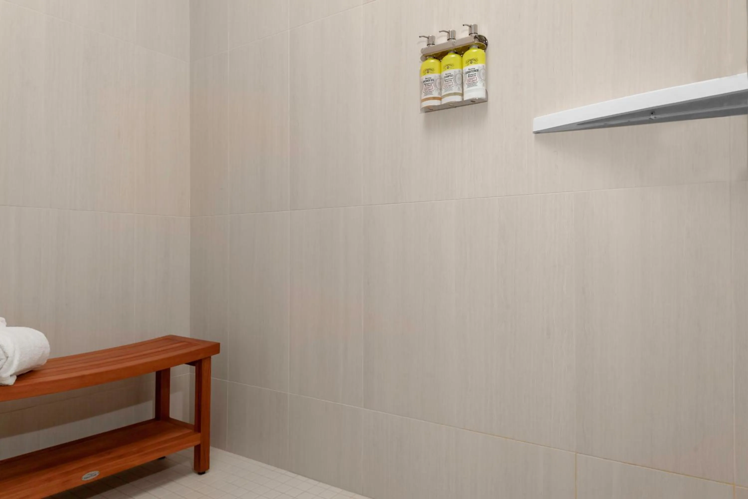 Photo of the whole room in Holiday Inn Express Hotel & Suites Coeur D'Alene I-90 Exit 11 by IHG