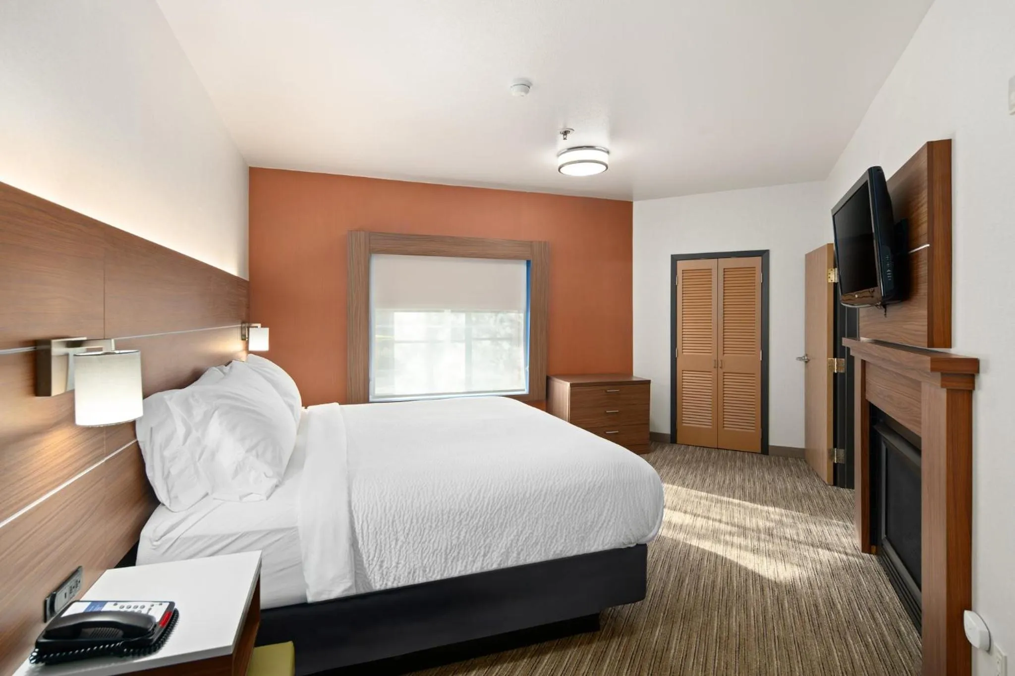 Photo of the whole room, Bed in Holiday Inn Express Hotel & Suites Coeur D'Alene I-90 Exit 11 by IHG