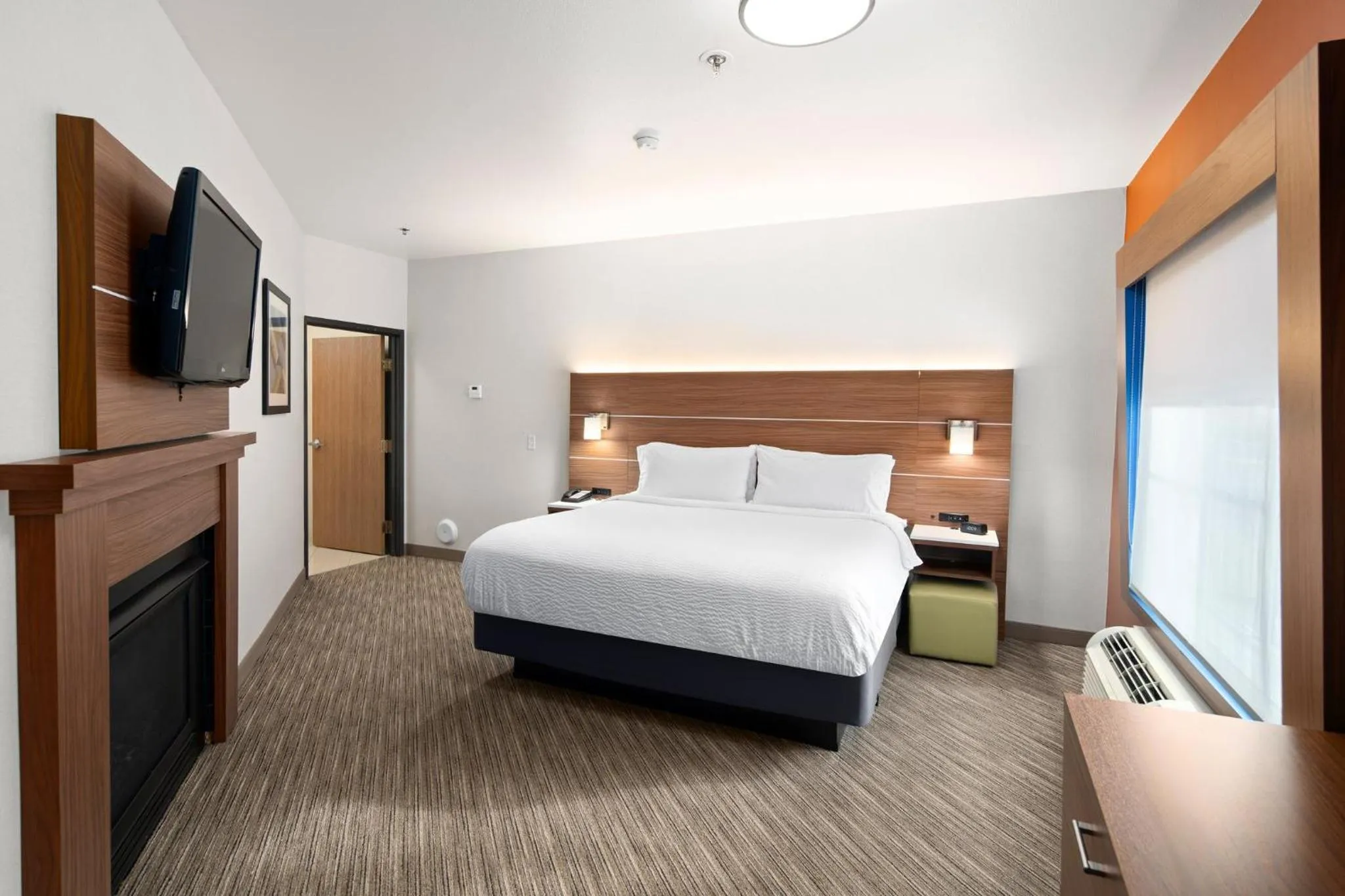 Photo of the whole room, Bed in Holiday Inn Express Hotel & Suites Coeur D'Alene I-90 Exit 11 by IHG