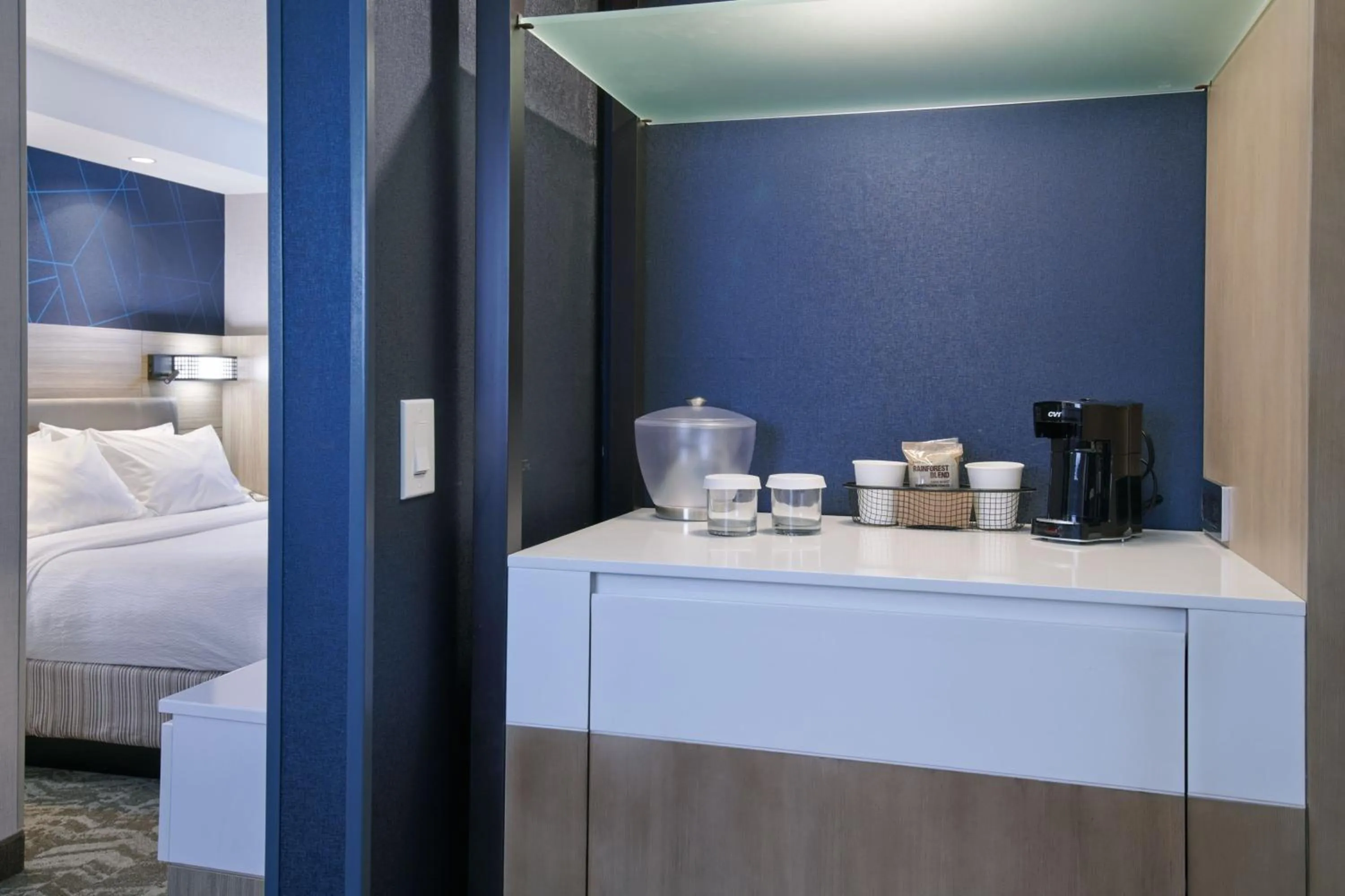 Lounge or bar, Bed in SpringHill Suites Detroit Southfield