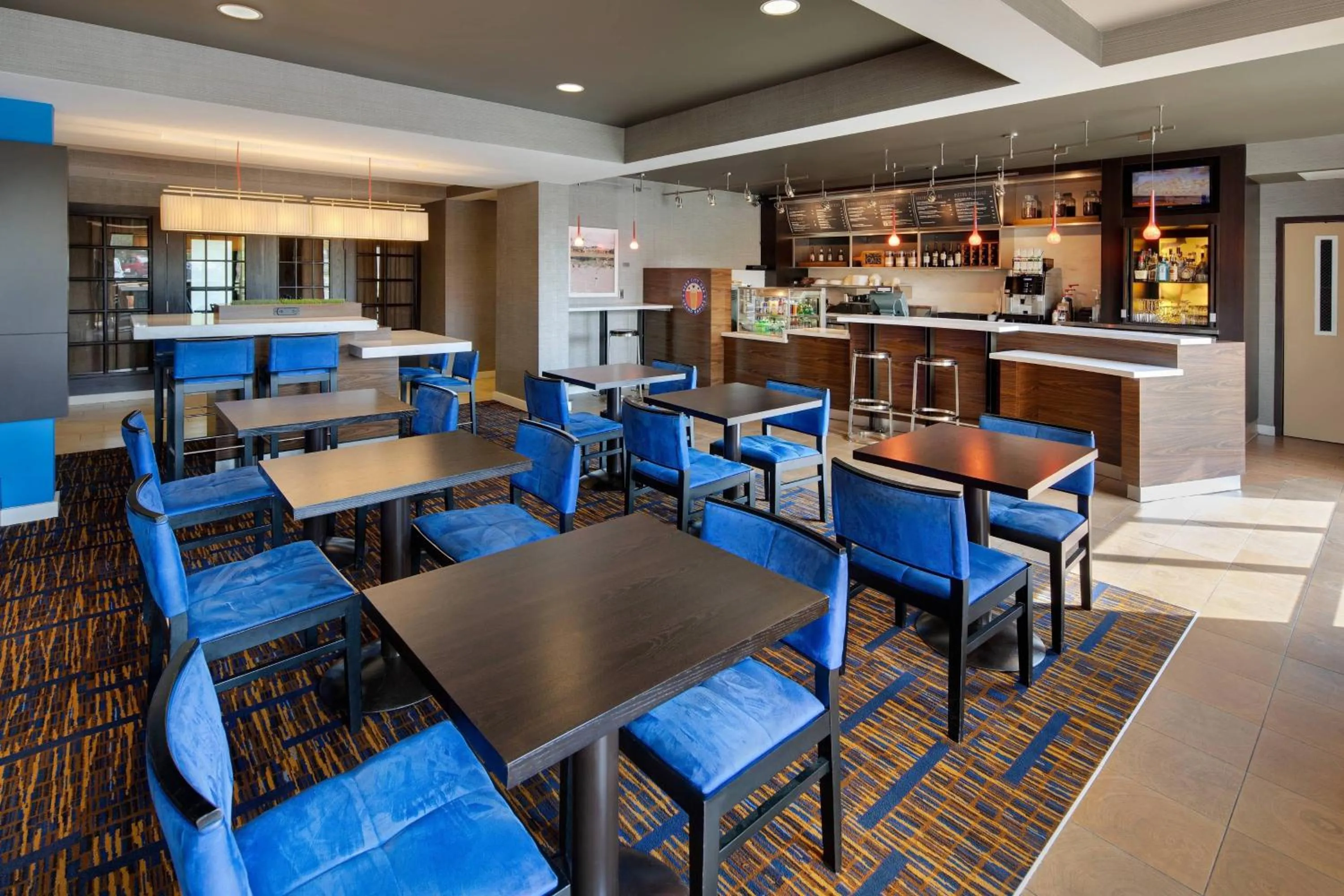 Restaurant/places to eat in Courtyard Grand Rapids Airport