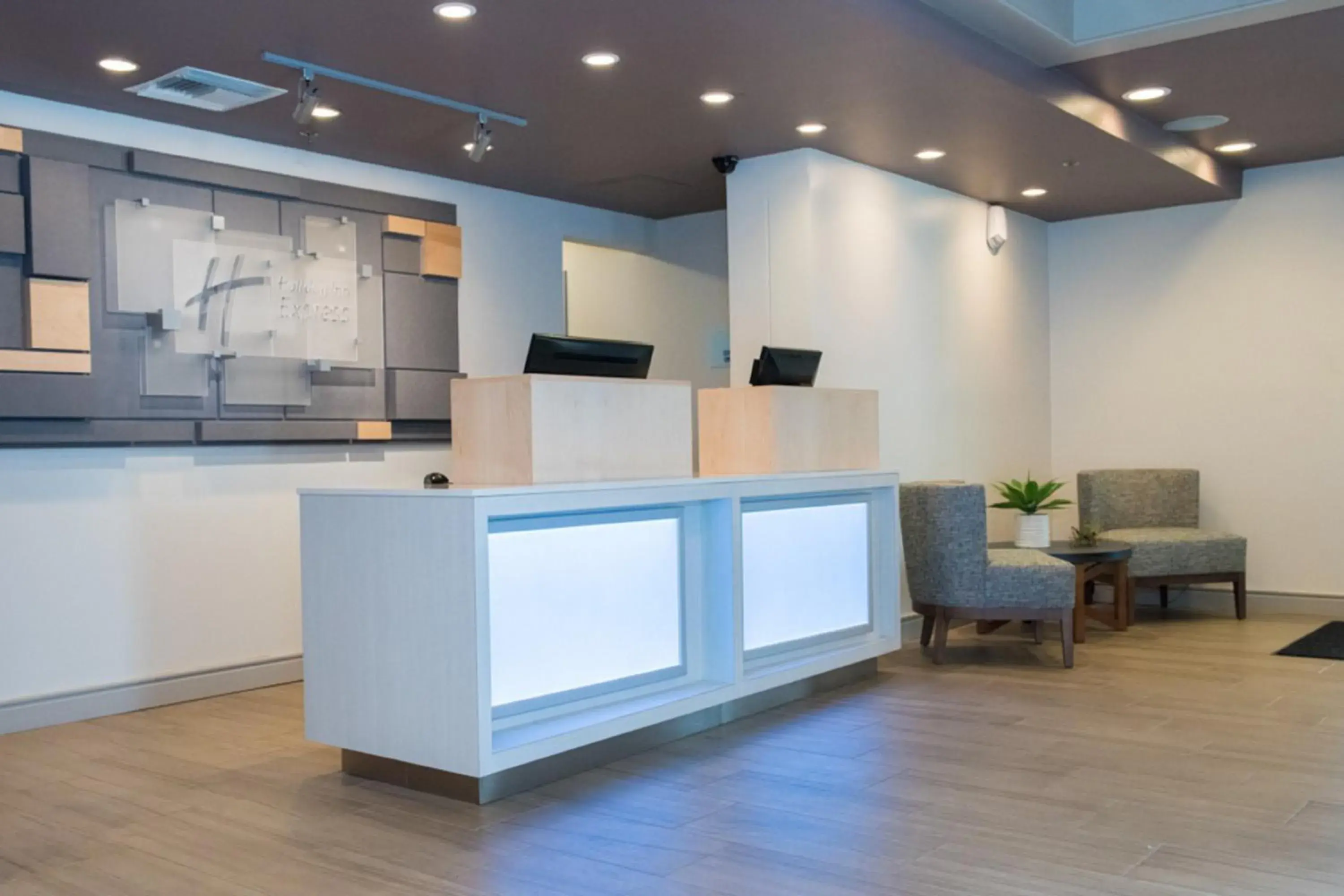 Property building in Holiday Inn Express Pascagoula-Moss Point by IHG Property building in Holiday Inn Express Pascagoula-Moss Point by IHG