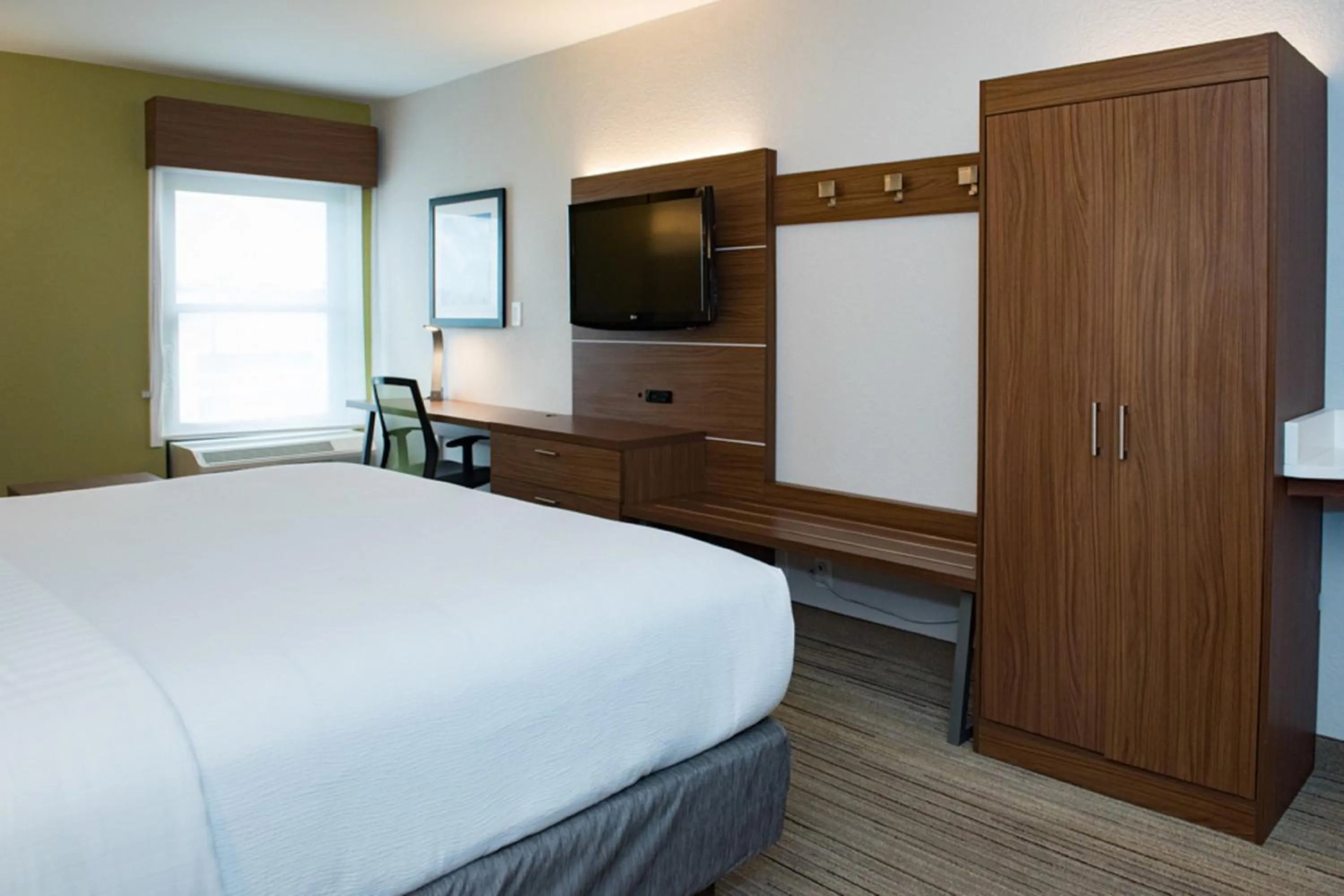 Photo of the whole room, Bed in Holiday Inn Express Pascagoula-Moss Point by IHG