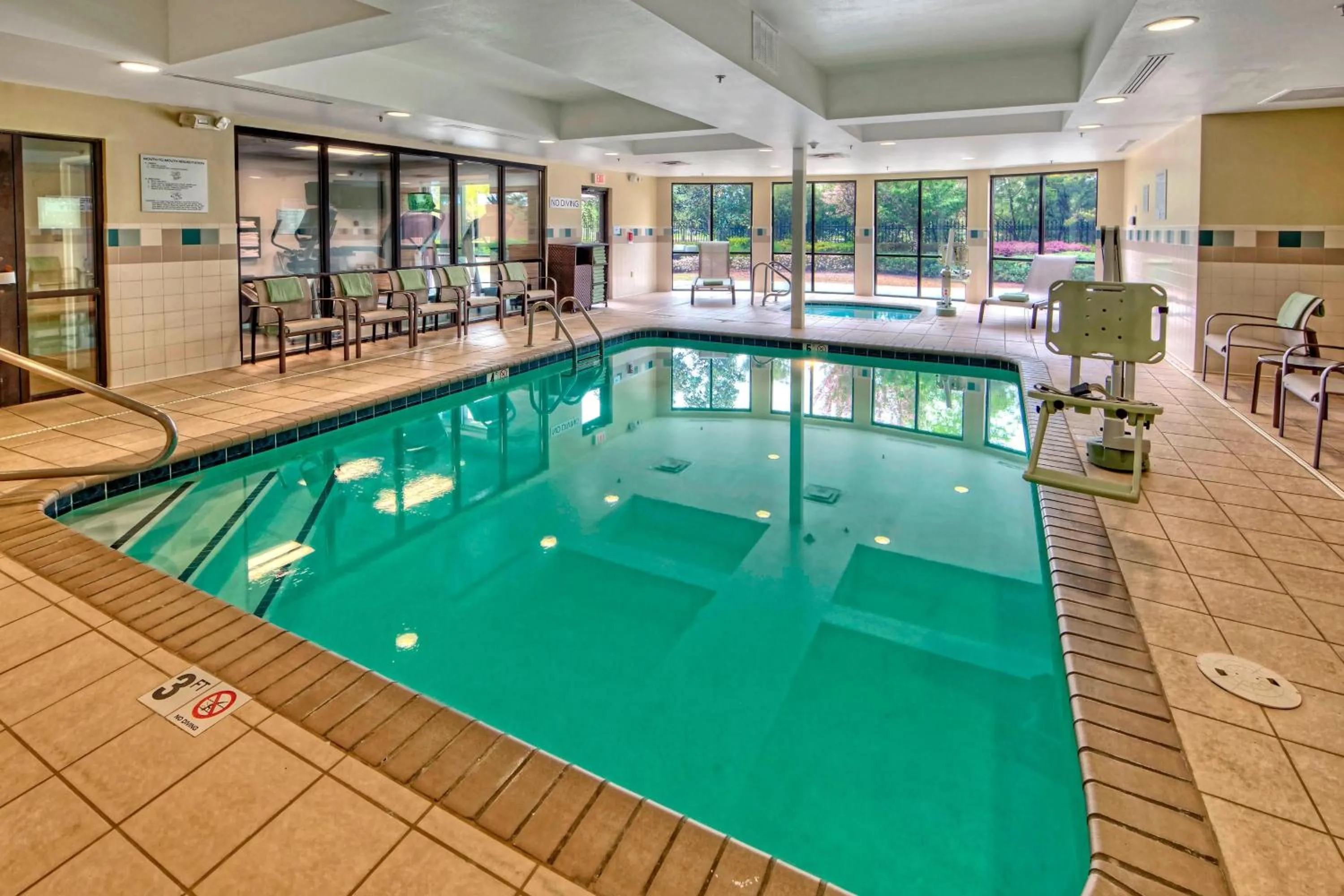 Swimming pool in Courtyard by Marriott Memphis Southaven