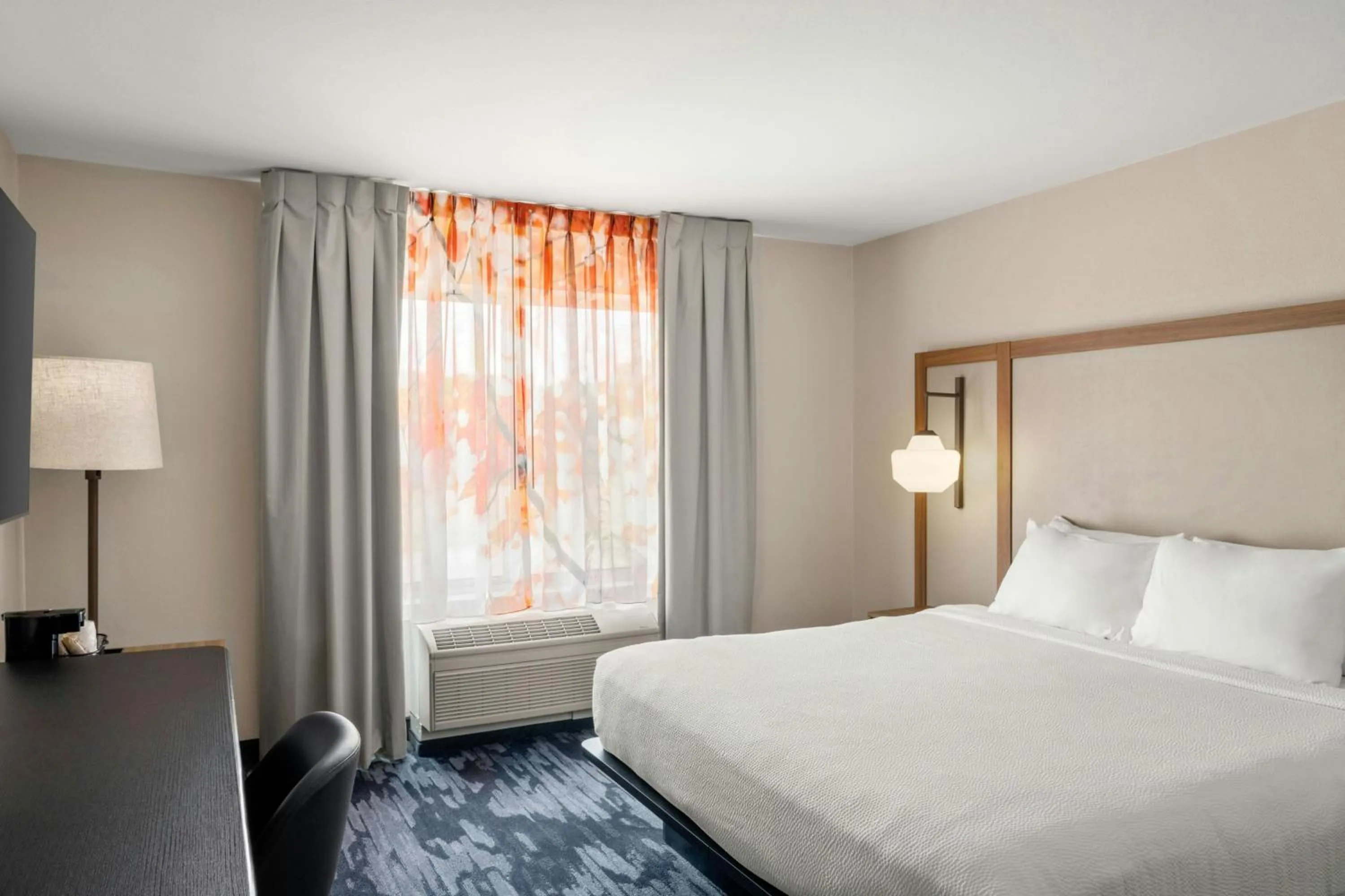 Photo of the whole room, Bed in Fairfield Inn and Suites New Buffalo