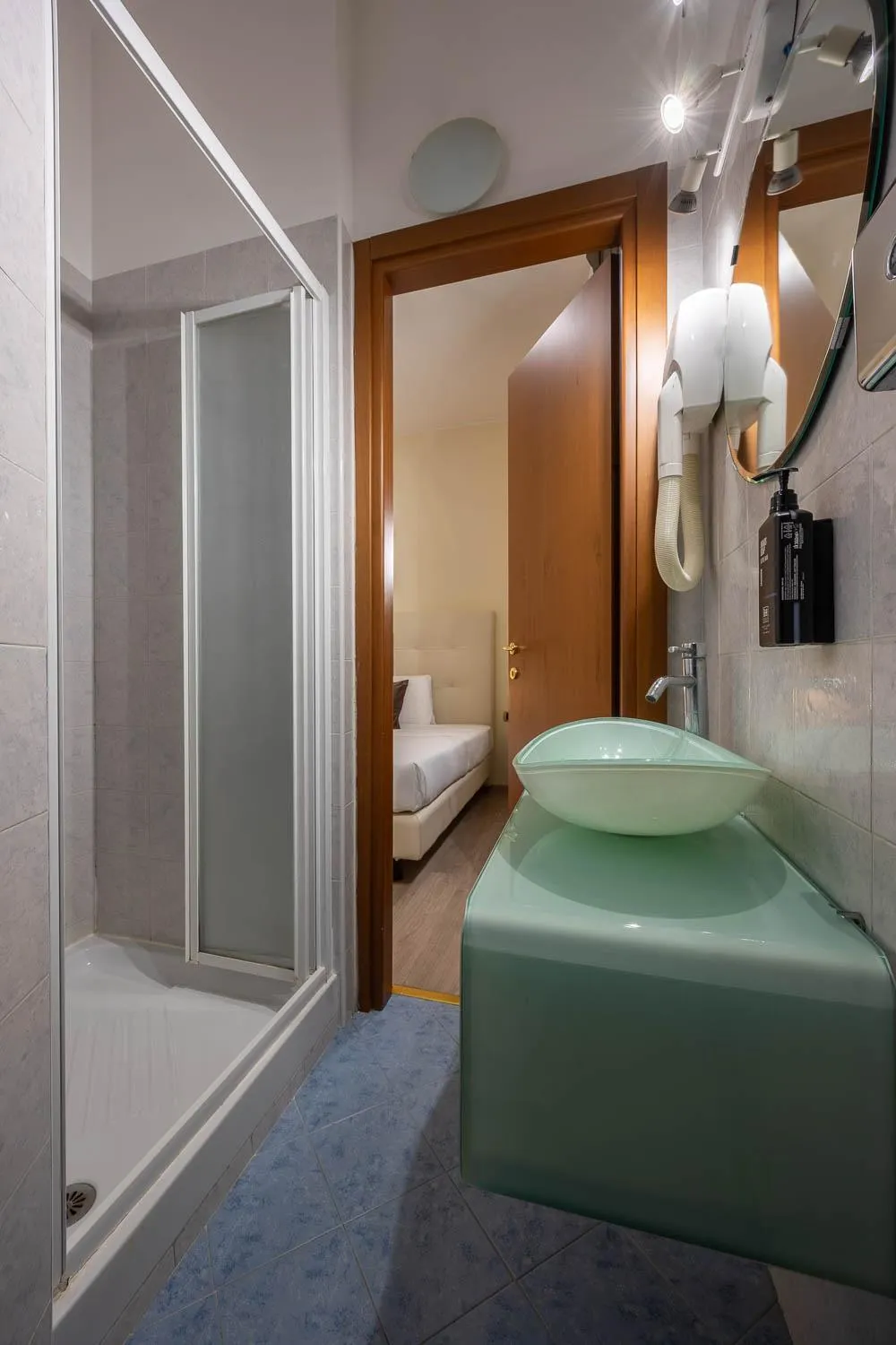 Shower, Bed in iH Hotels Milano Eur - Trezzano sul Naviglio