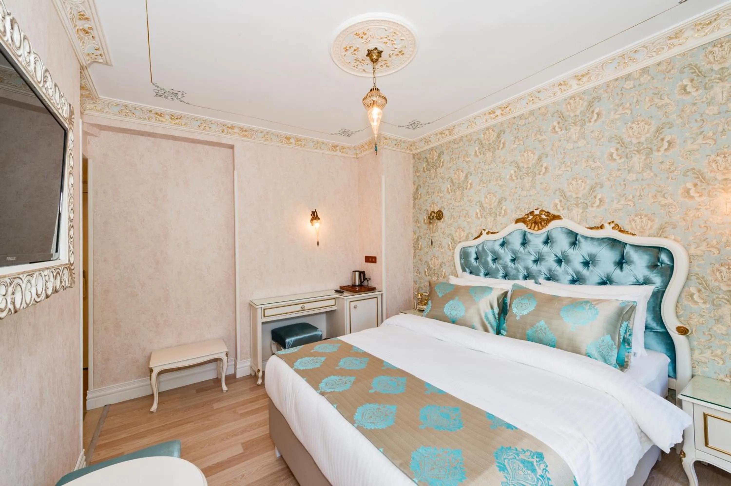 Food and drinks, Bed in Hotel 1453