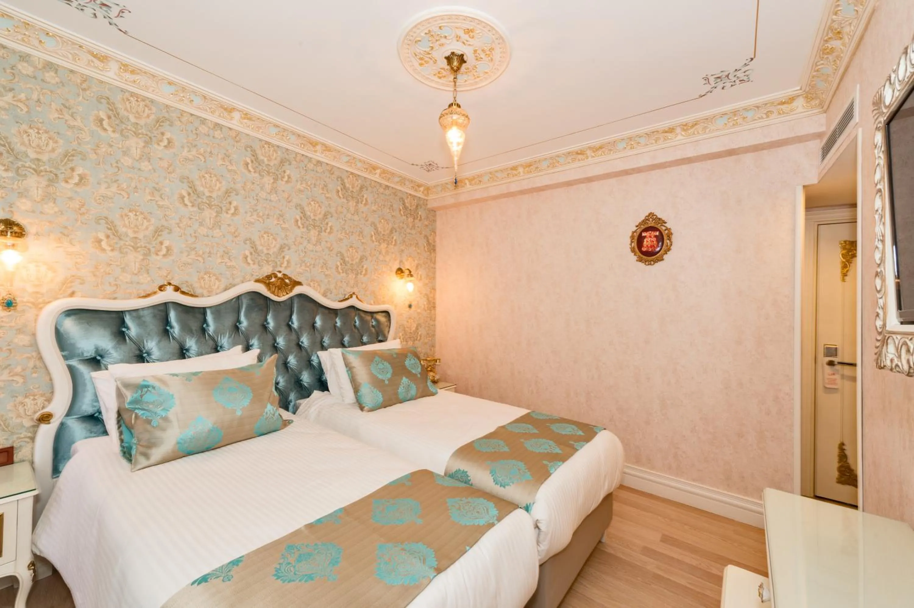 Staff, Bed in Hotel 1453