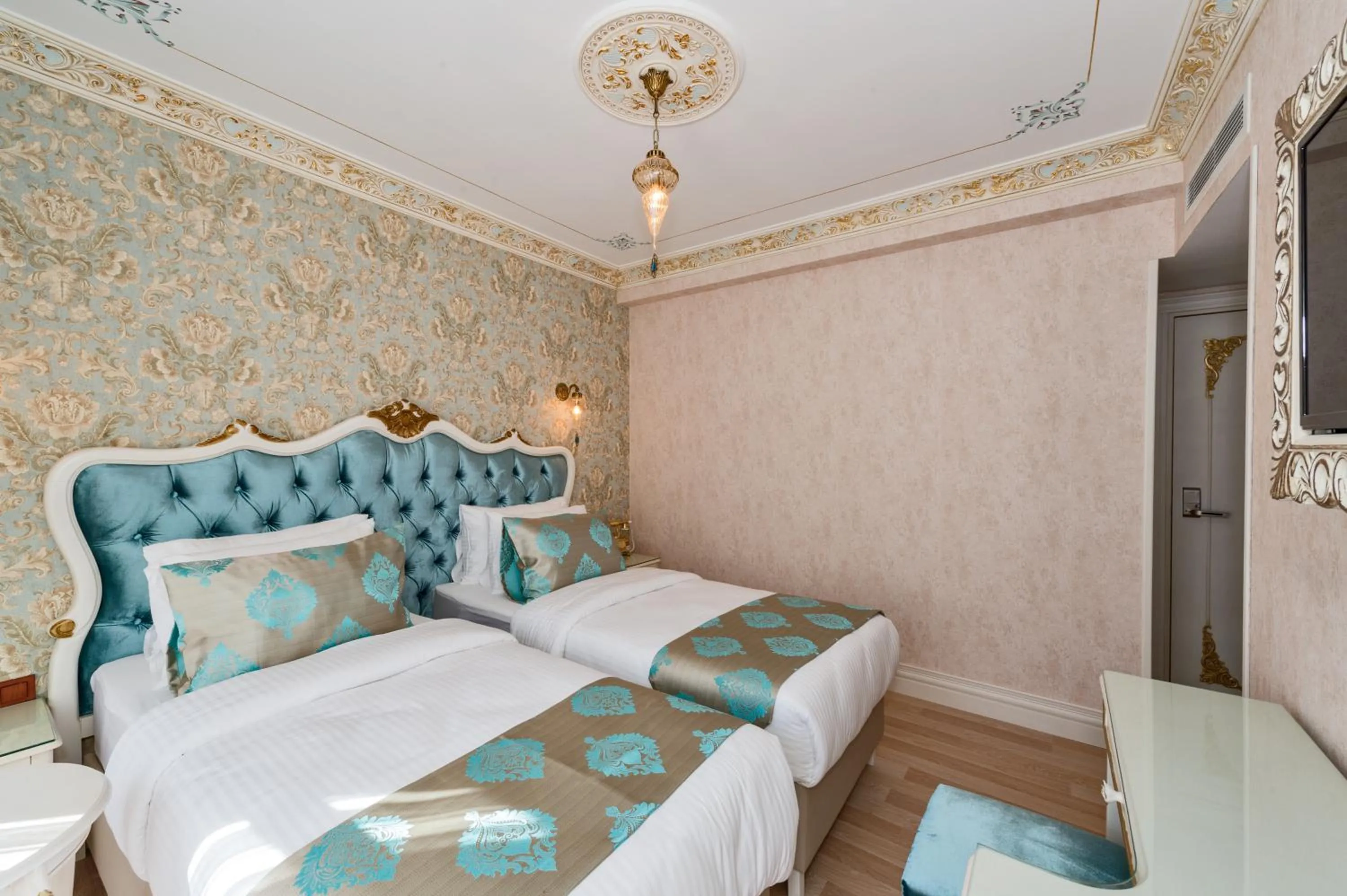 Property building, Bed in Hotel 1453