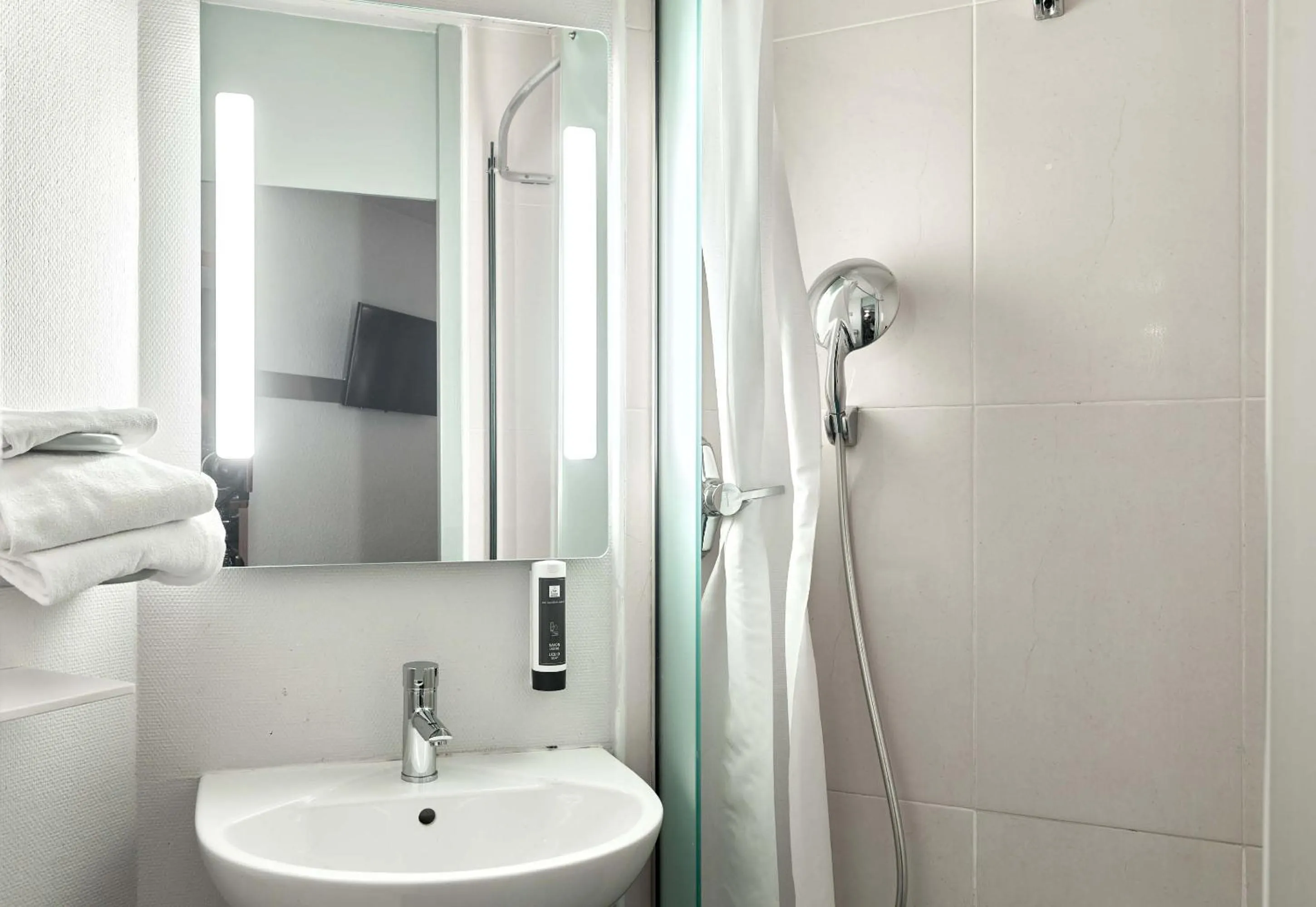 Bathroom in B&B HOTEL Noisy-le-Grand