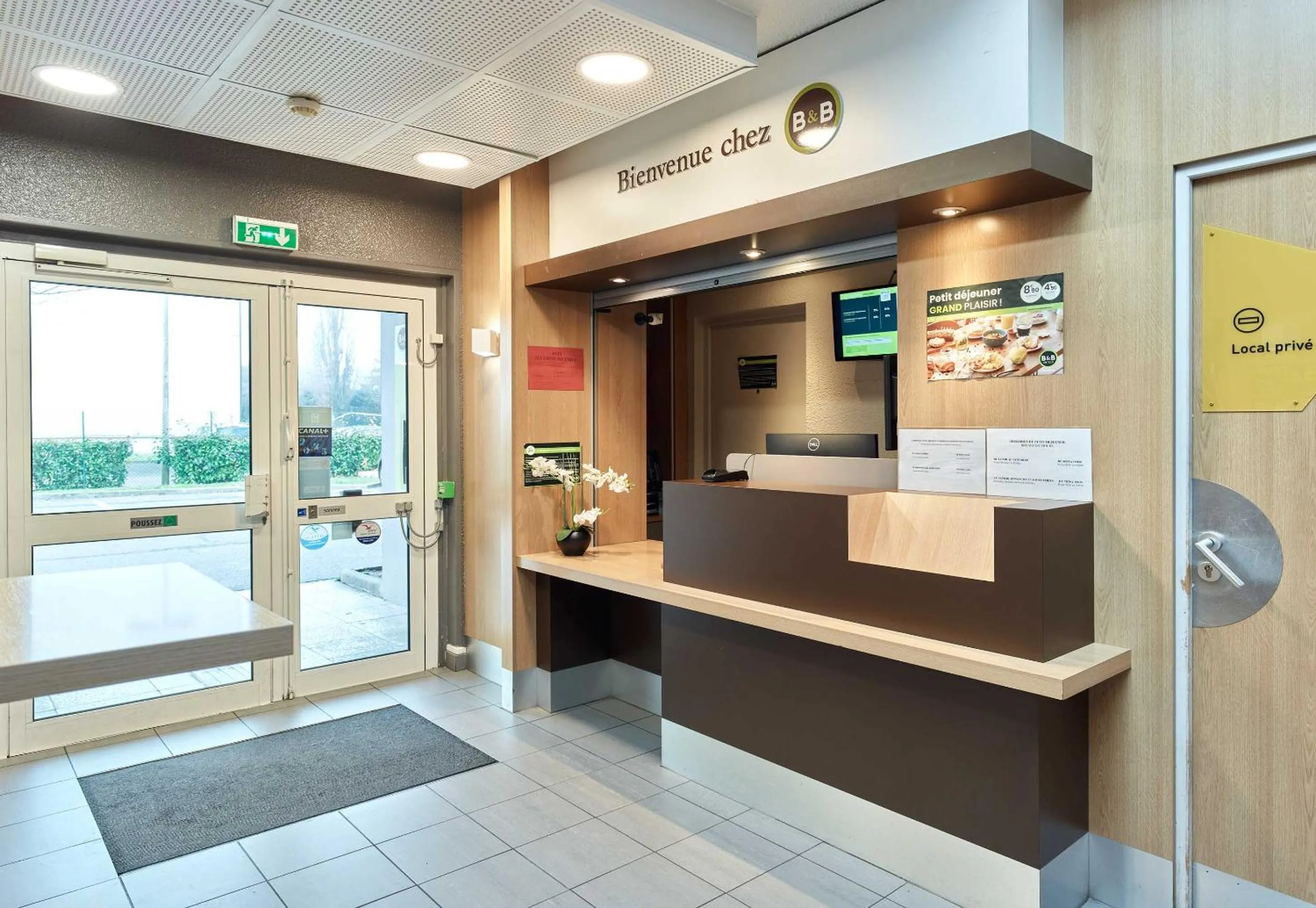 Lobby or reception in B&B HOTEL Noisy-le-Grand