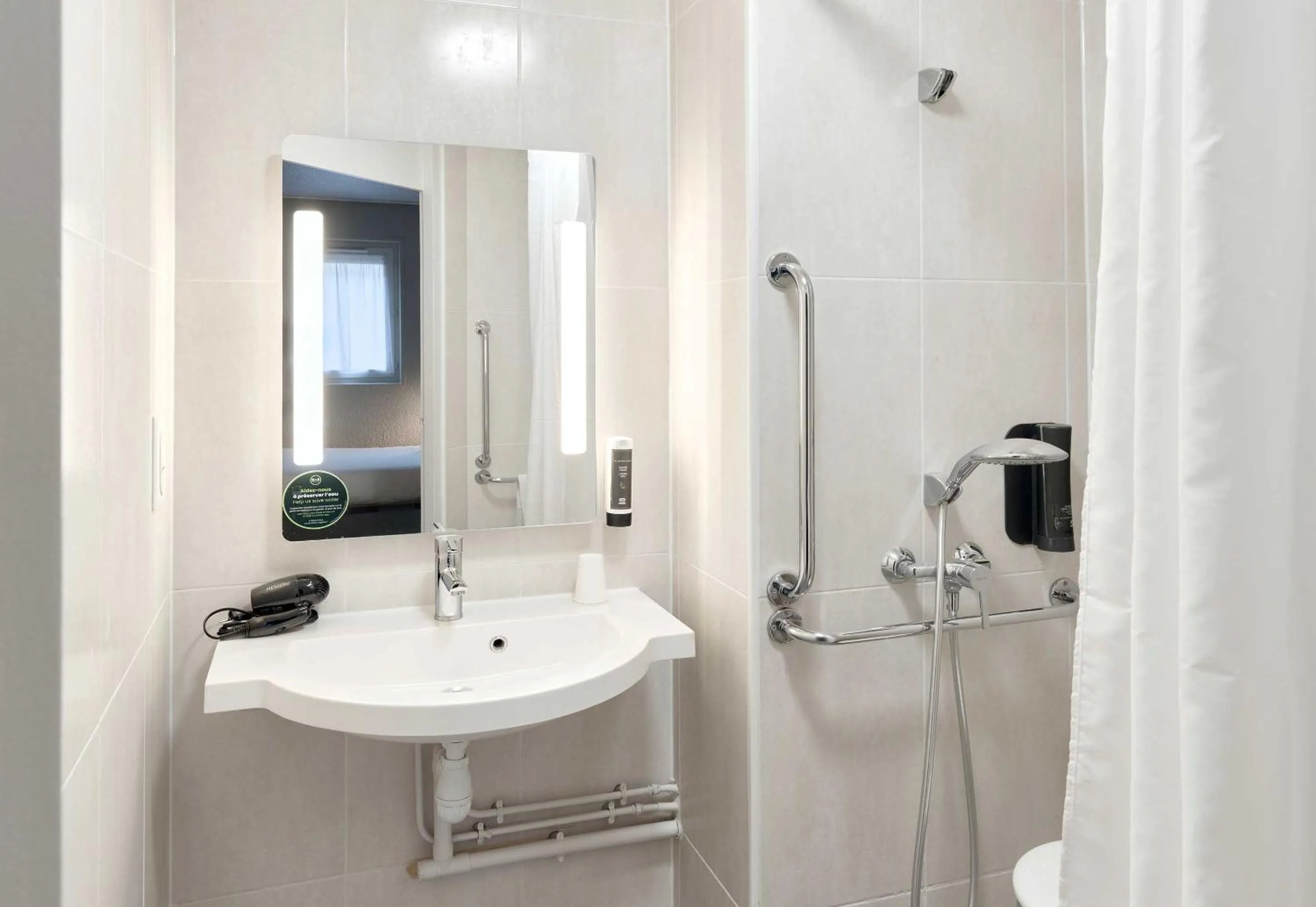 Bathroom in B&B HOTEL Noisy-le-Grand