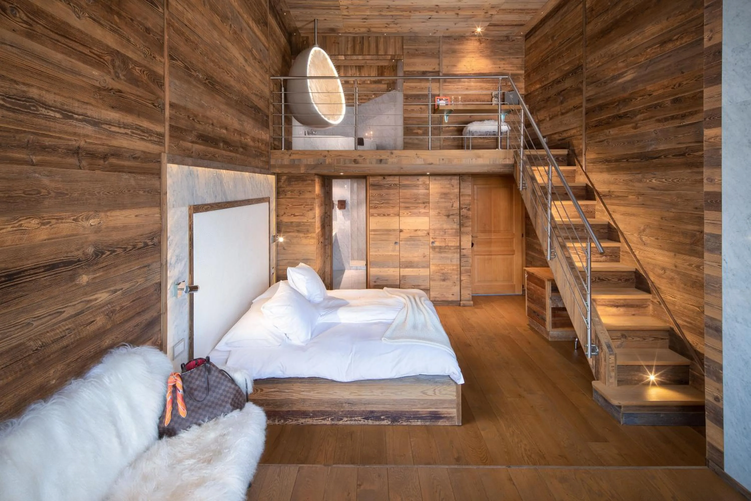 Bed in Hostellerie du Pas de l'Ours "Relais et Châteaux"