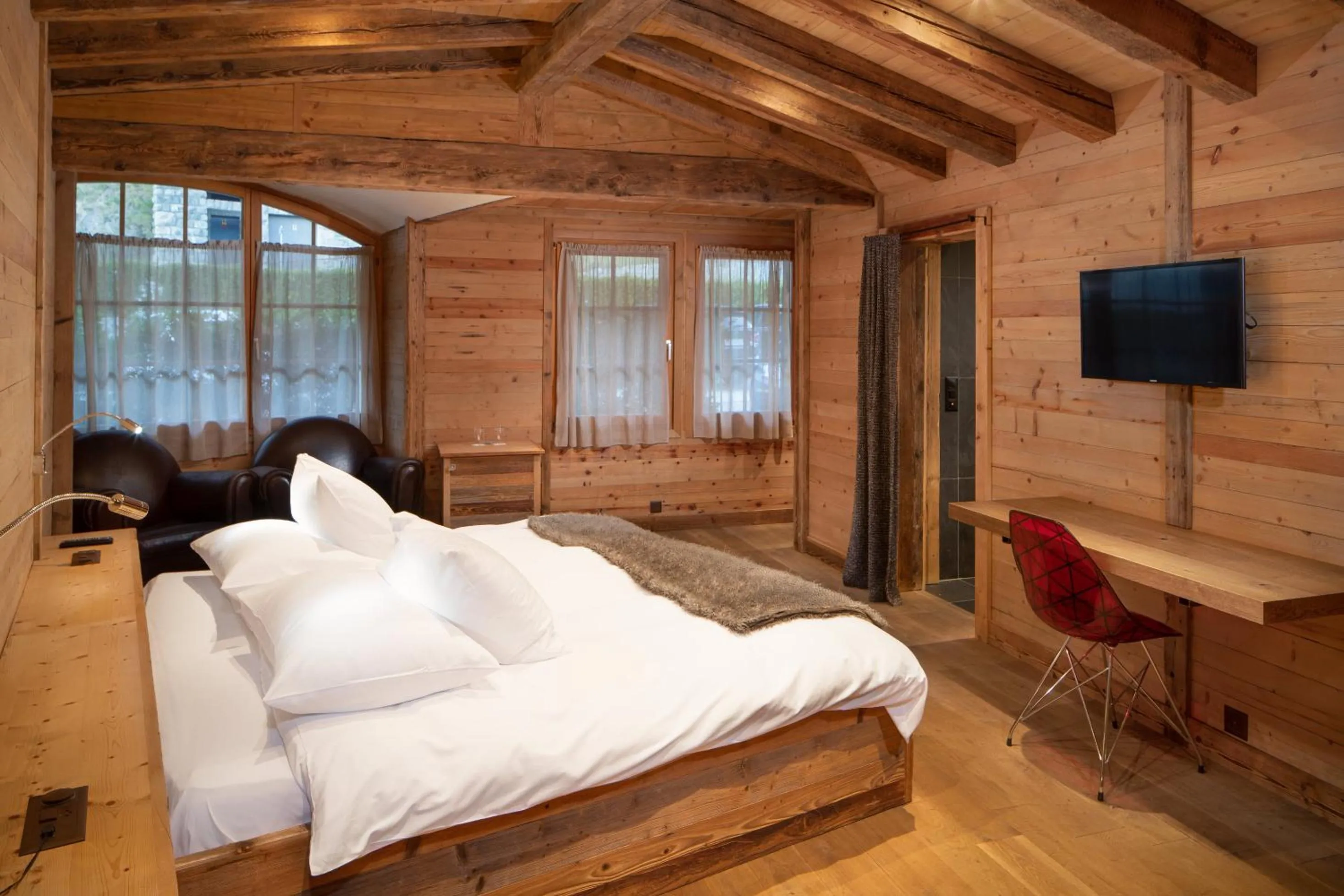 Bed in Hostellerie du Pas de l'Ours "Relais et Châteaux"