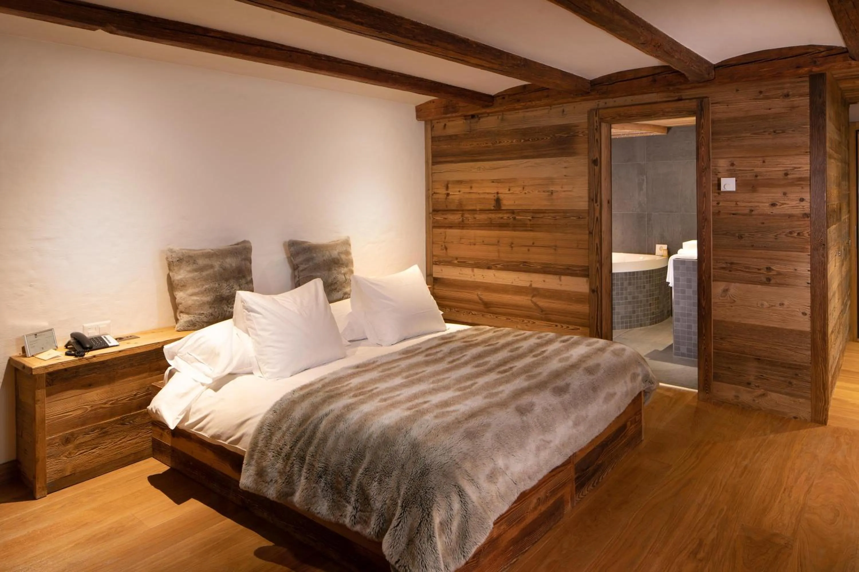 Bed in Hostellerie du Pas de l'Ours "Relais et Châteaux"
