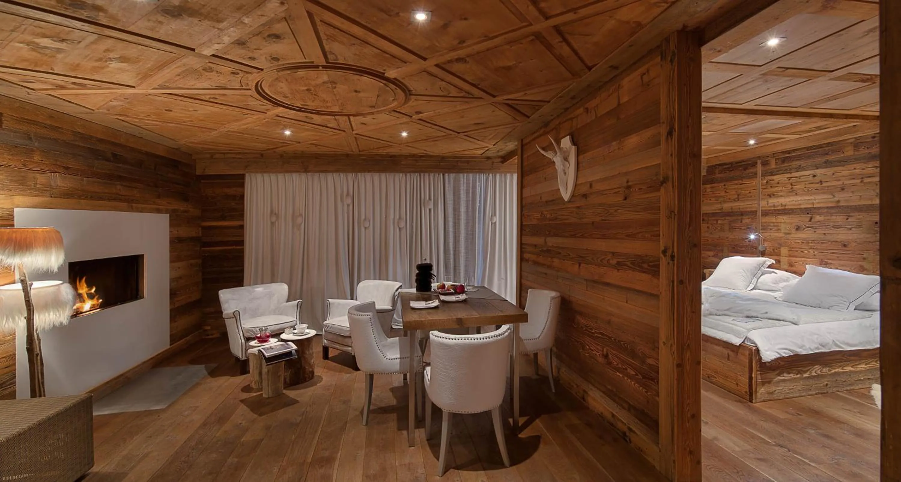 Living room, Bed in Hostellerie du Pas de l'Ours "Relais et Châteaux"