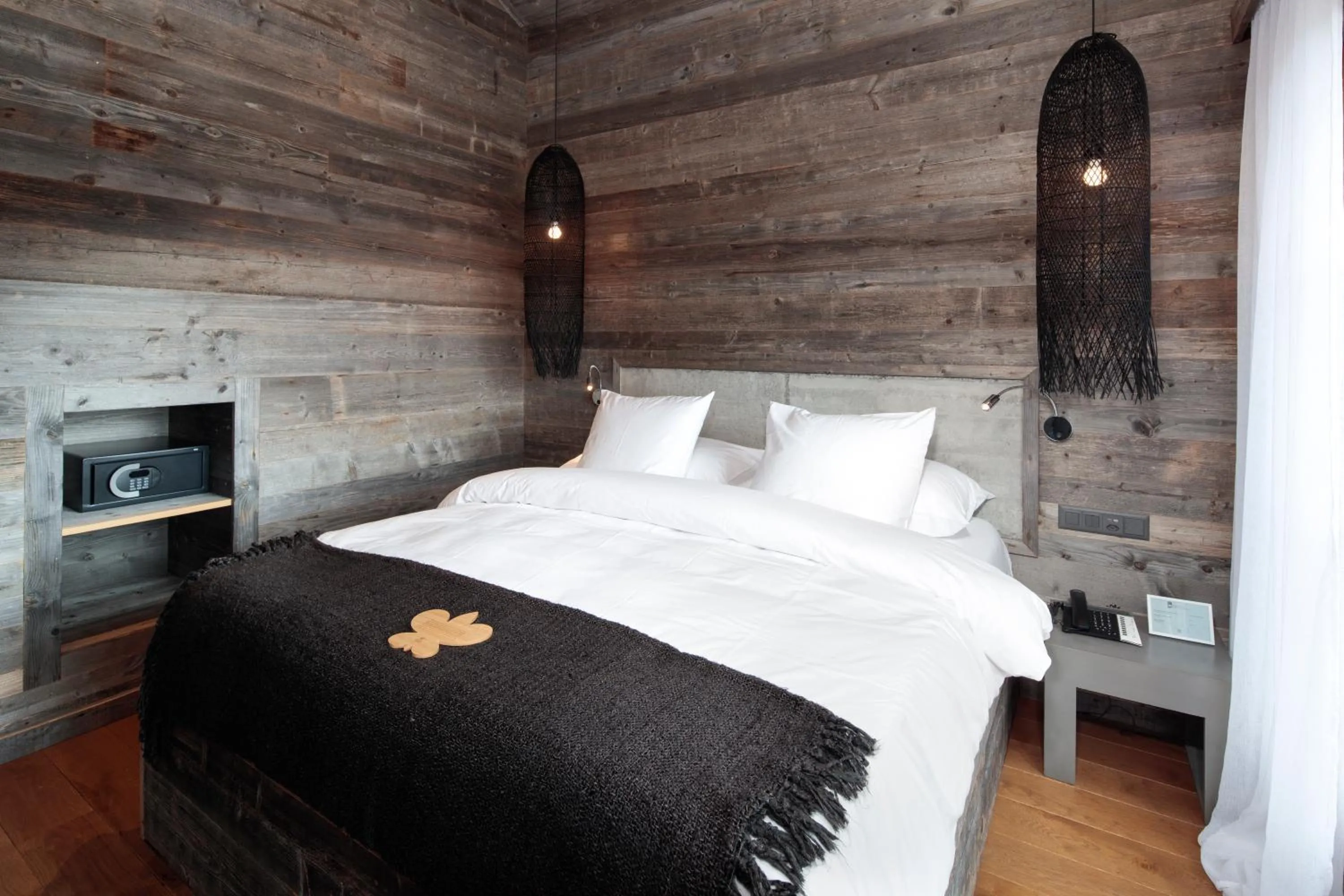 Bed in Hostellerie du Pas de l'Ours "Relais et Châteaux"