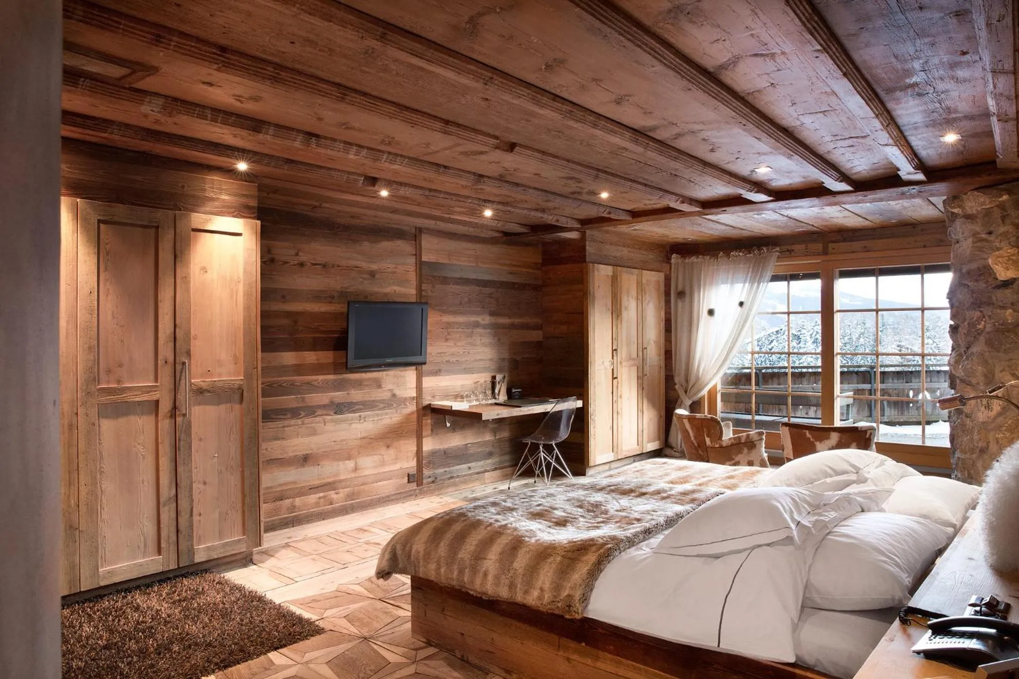 Photo of the whole room, Bed in Hostellerie du Pas de l'Ours "Relais et Châteaux"