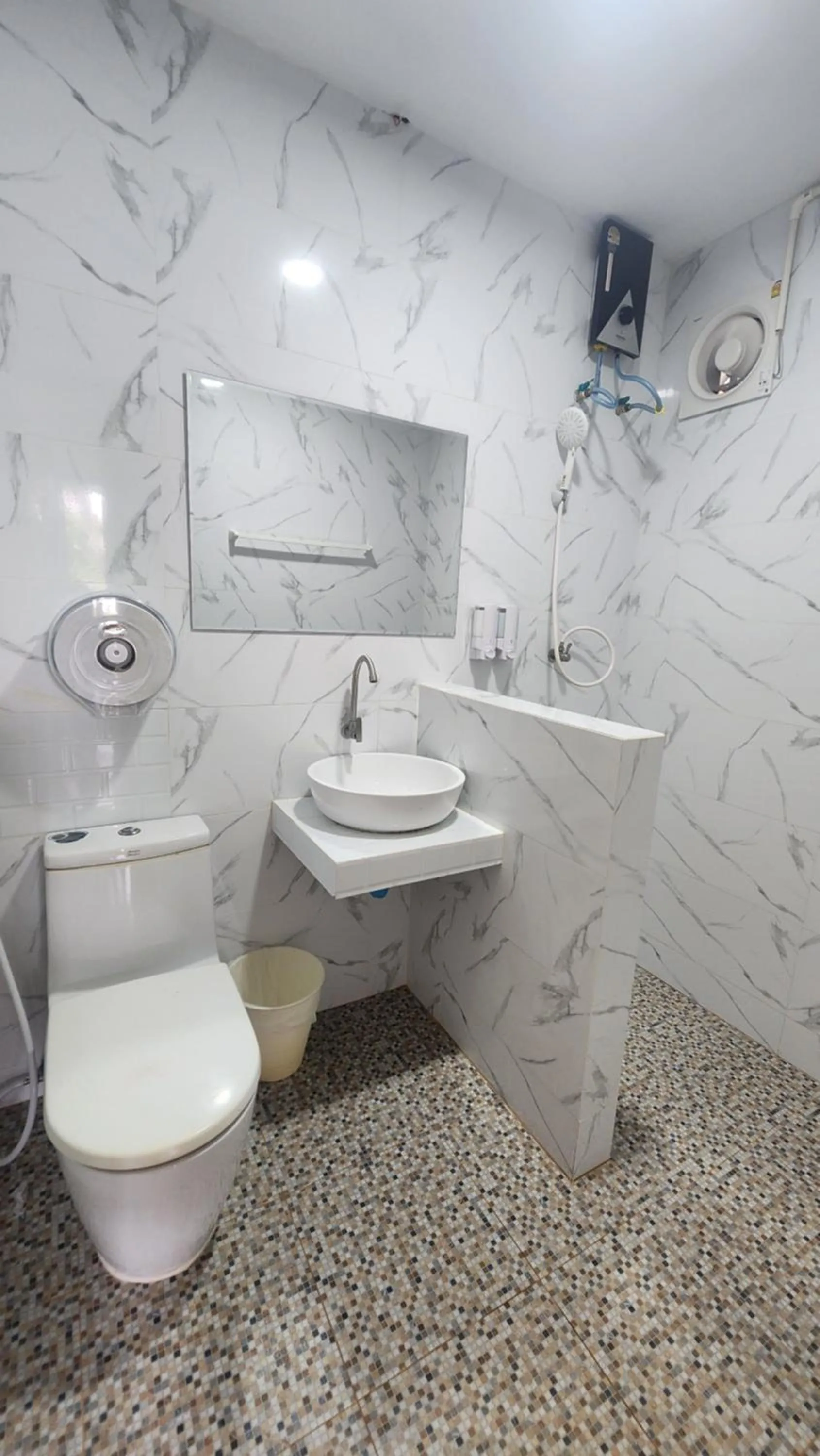 Shower in Us Hostel Samui