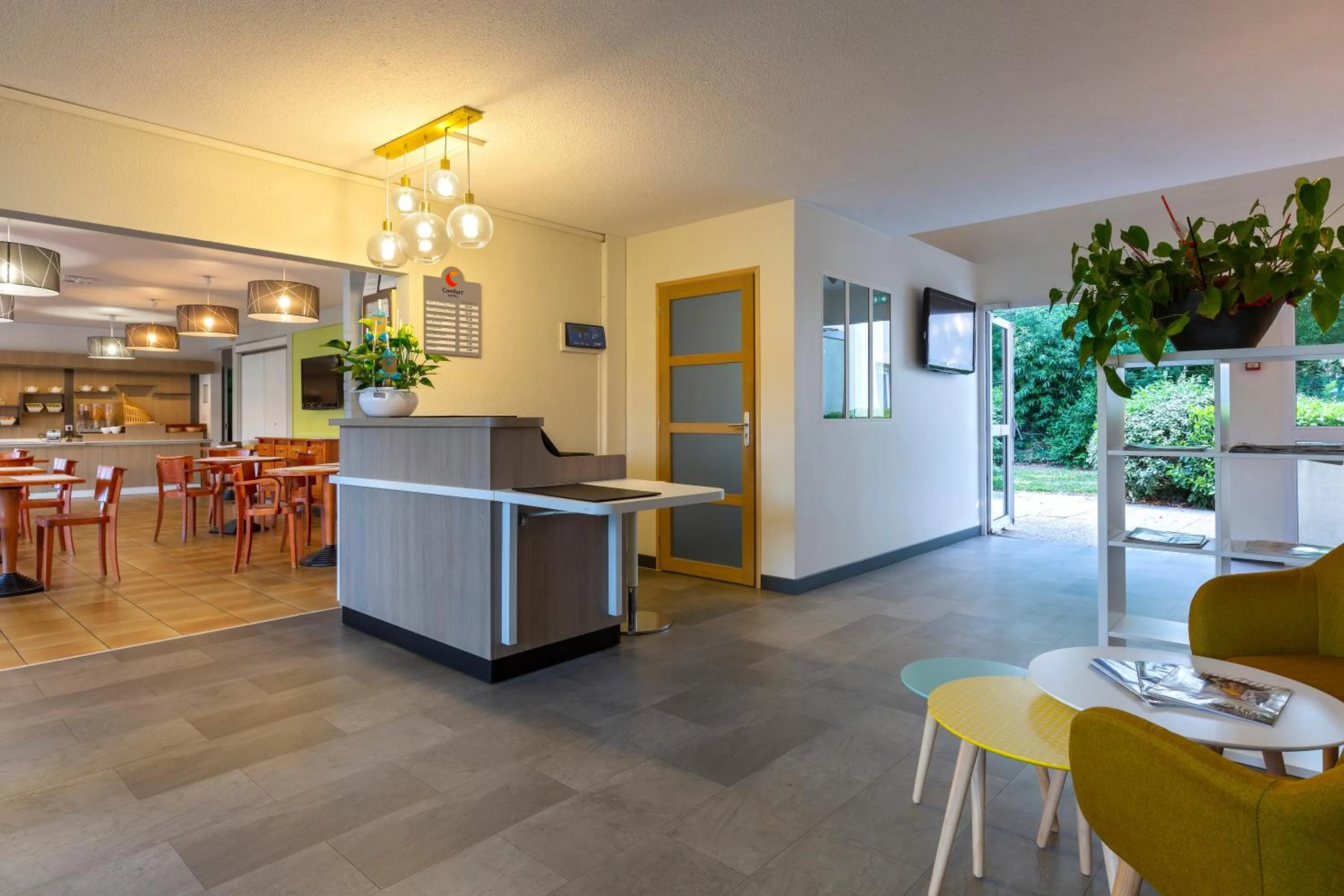 Lobby or reception in Comfort Hotel Lille Lomme