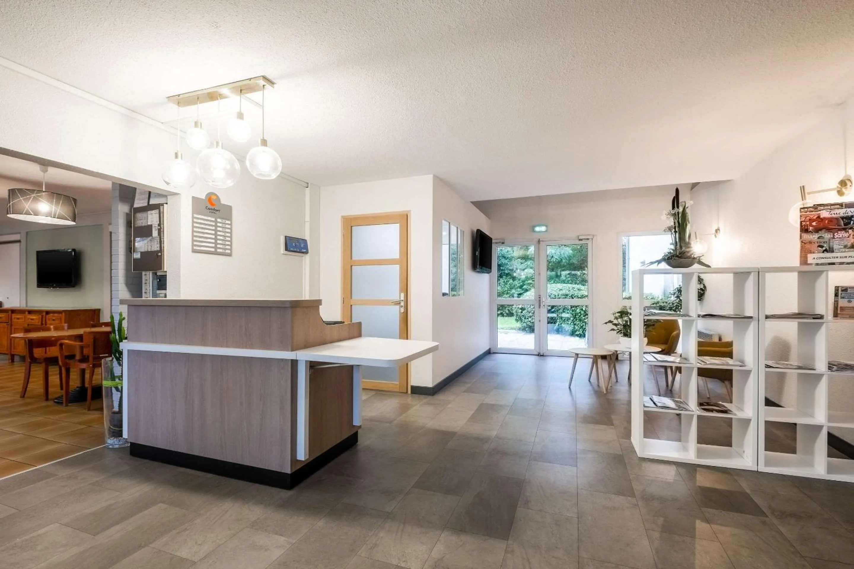 Lobby or reception in Comfort Hotel Lille Lomme