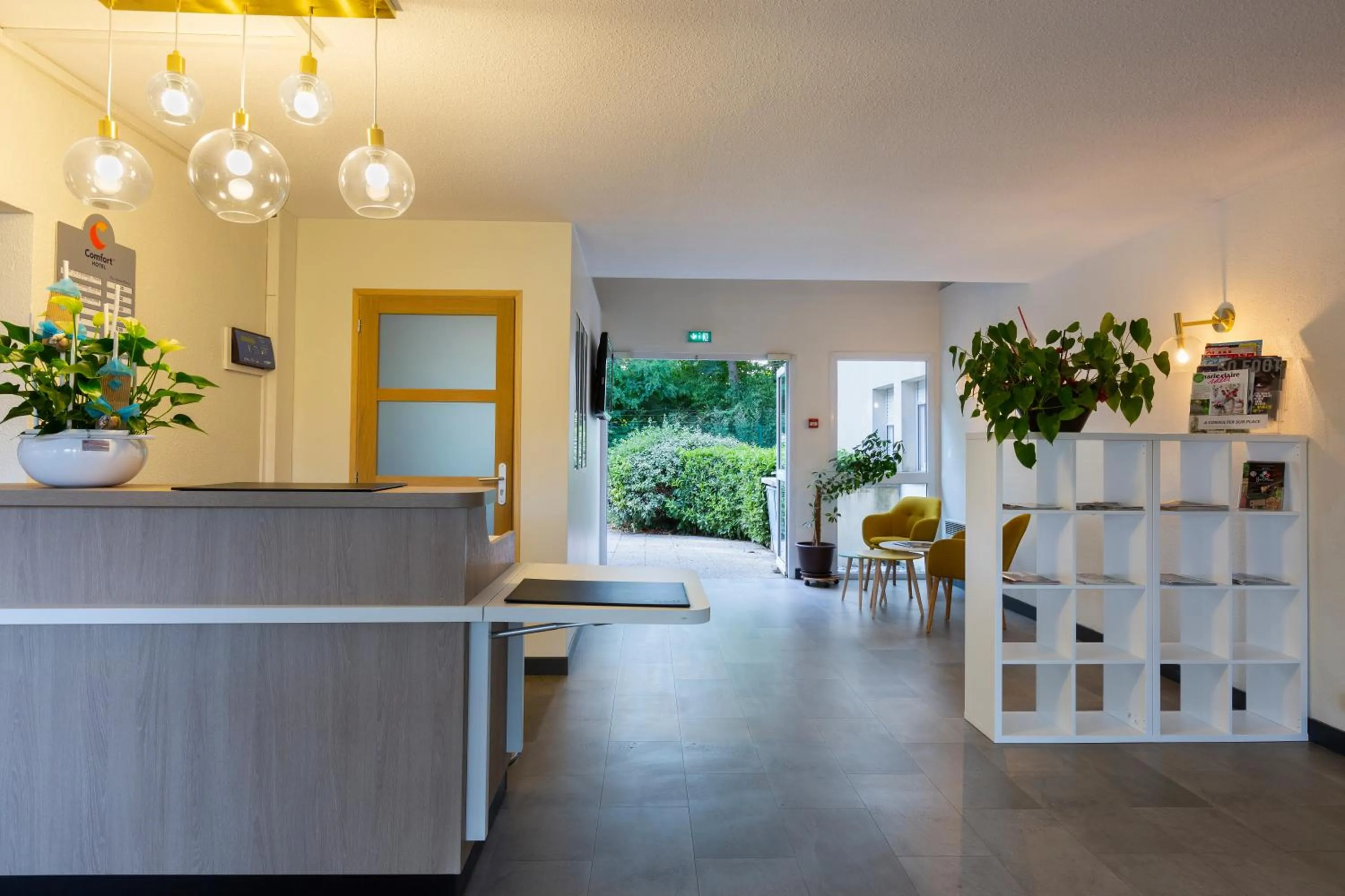 Lobby or reception in Comfort Hotel Lille Lomme