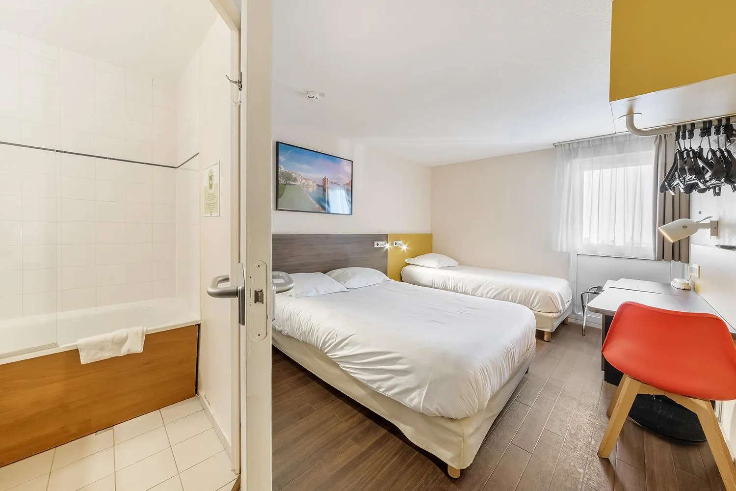 Bedroom, Bed in Comfort Hotel Lille Lomme