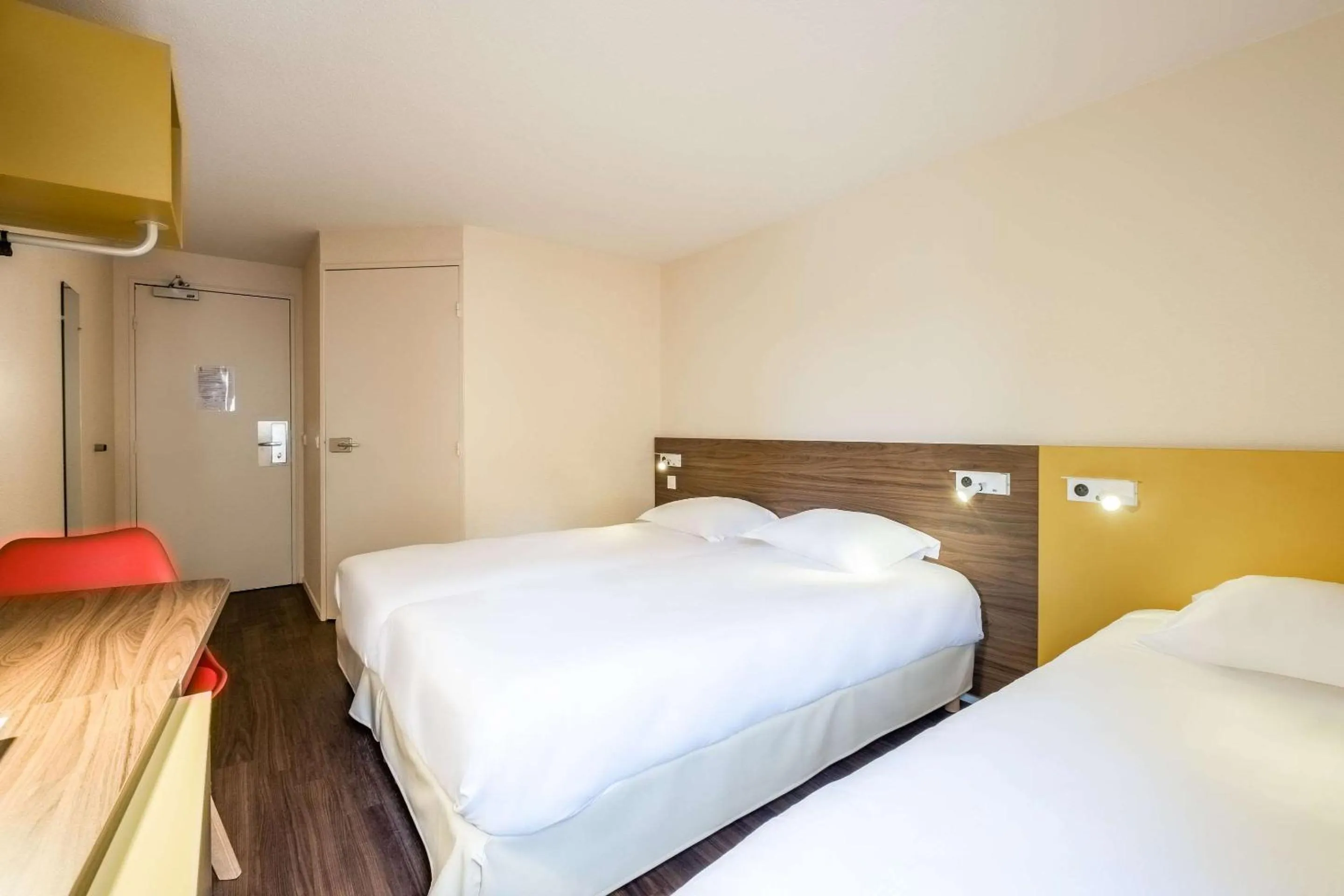 Photo of the whole room, Bed in Comfort Hotel Lille Lomme