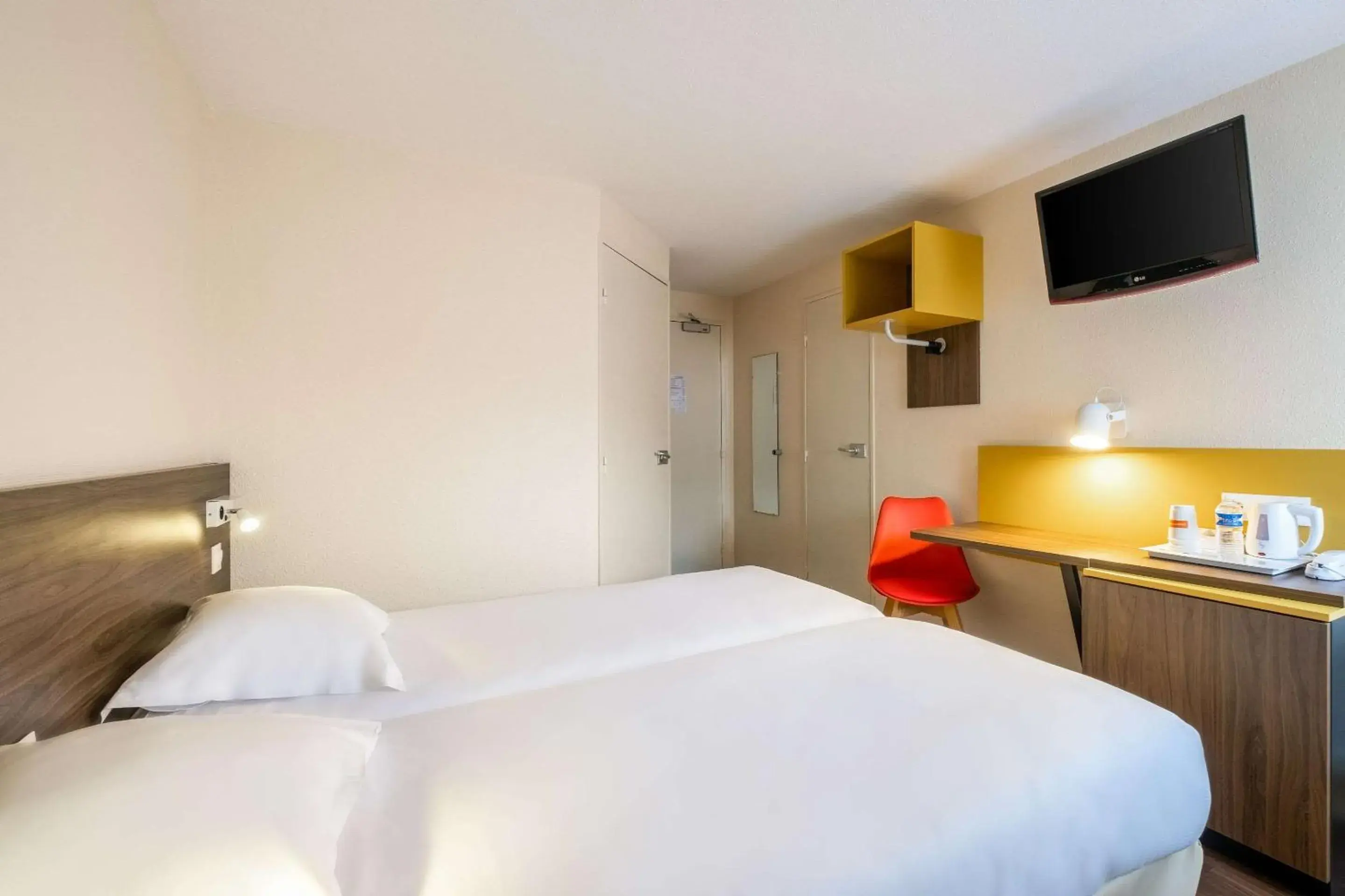 Photo of the whole room, Bed in Comfort Hotel Lille Lomme Photo of the whole room, Bed in Comfort Hotel Lille Lomme