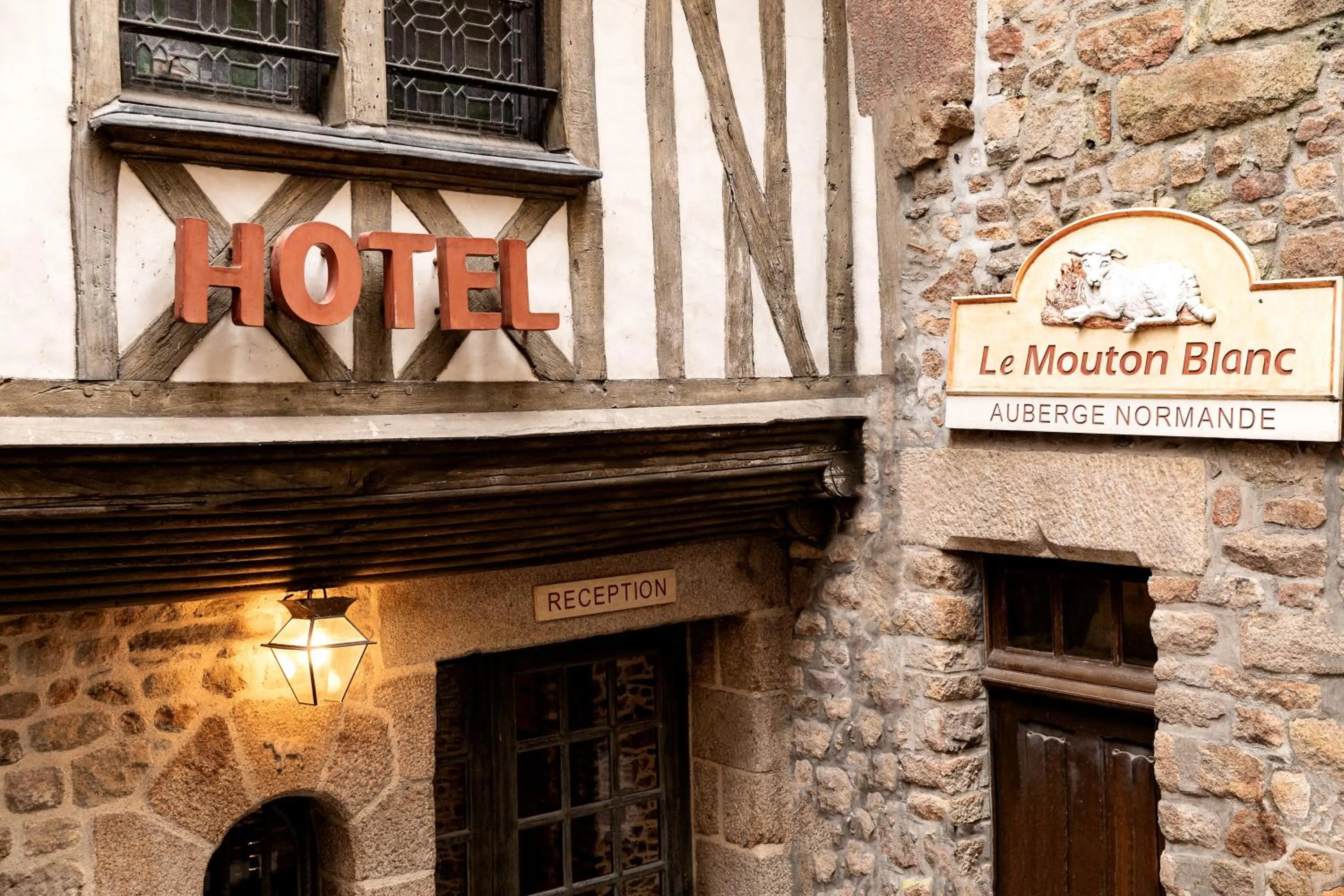 Property building in Le Mouton Blanc