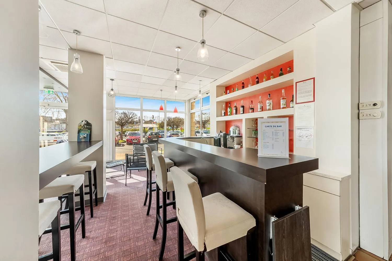 Lounge or bar in Comfort Hotel Montlucon