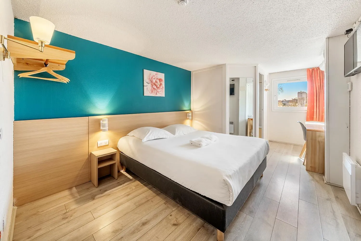 Bedroom, Bed in Comfort Hotel Montlucon