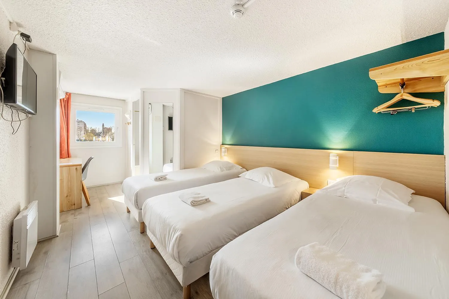 Bedroom, Bed in Comfort Hotel Montlucon