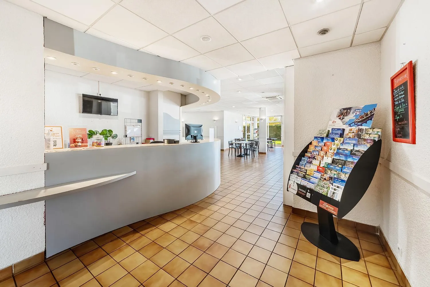 Lobby or reception in Comfort Hotel Montlucon