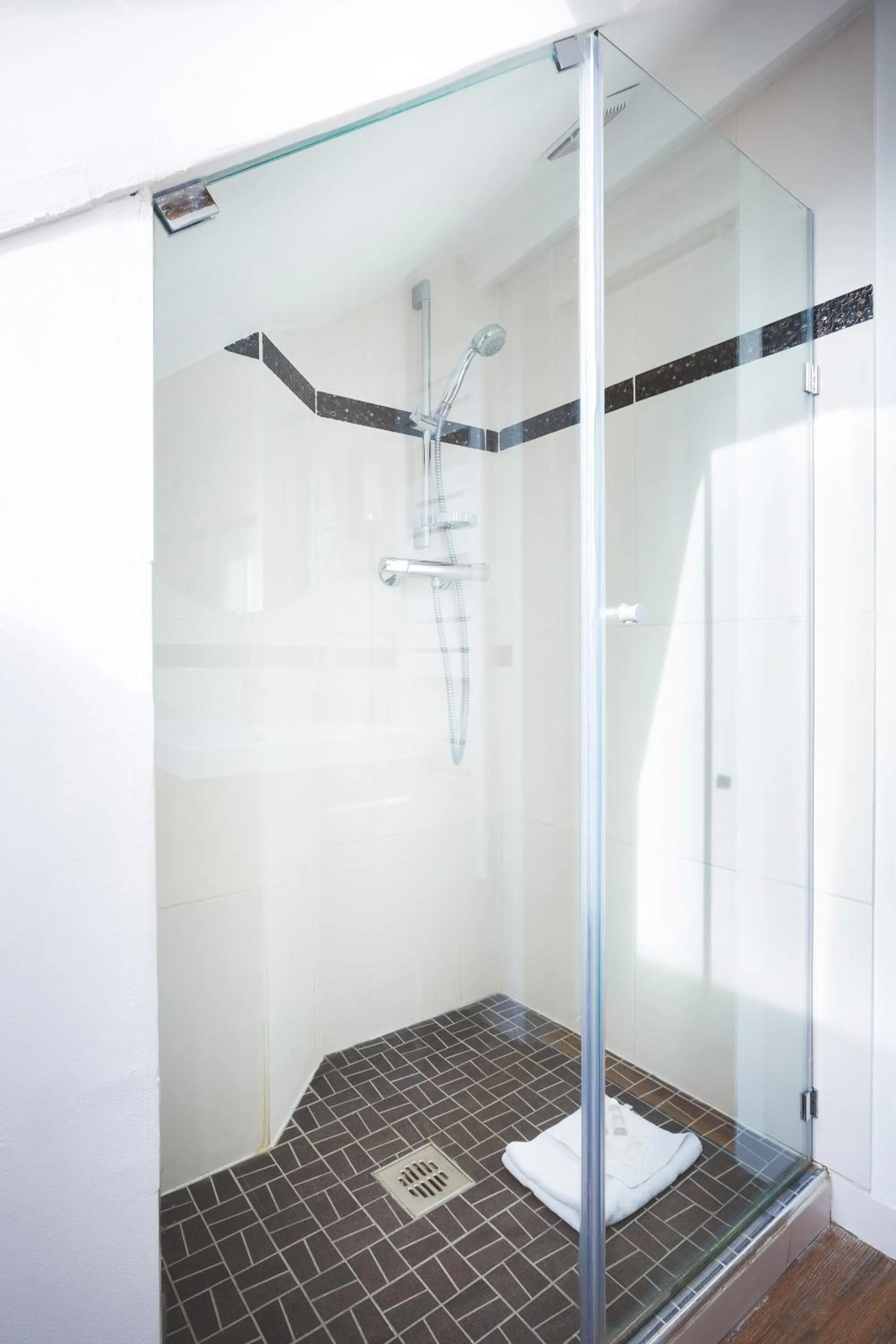 Shower in Hôtel Bonne Nouvelle