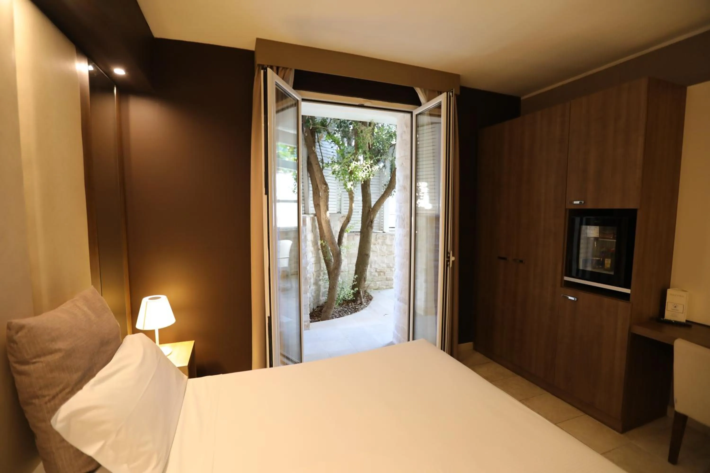 Patio, Bed in Hotel Lafayette