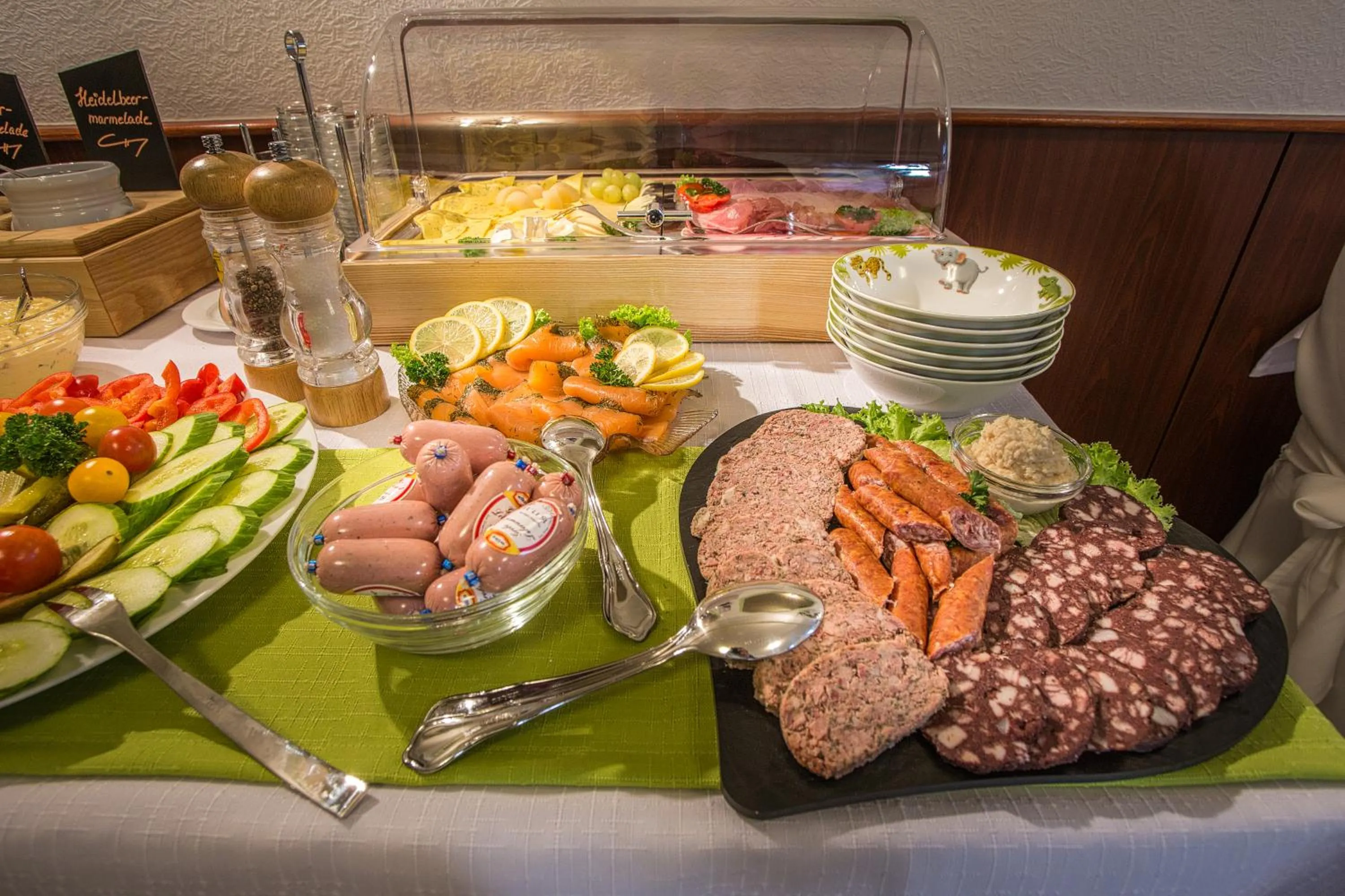 Buffet breakfast in Hotel Am Markt