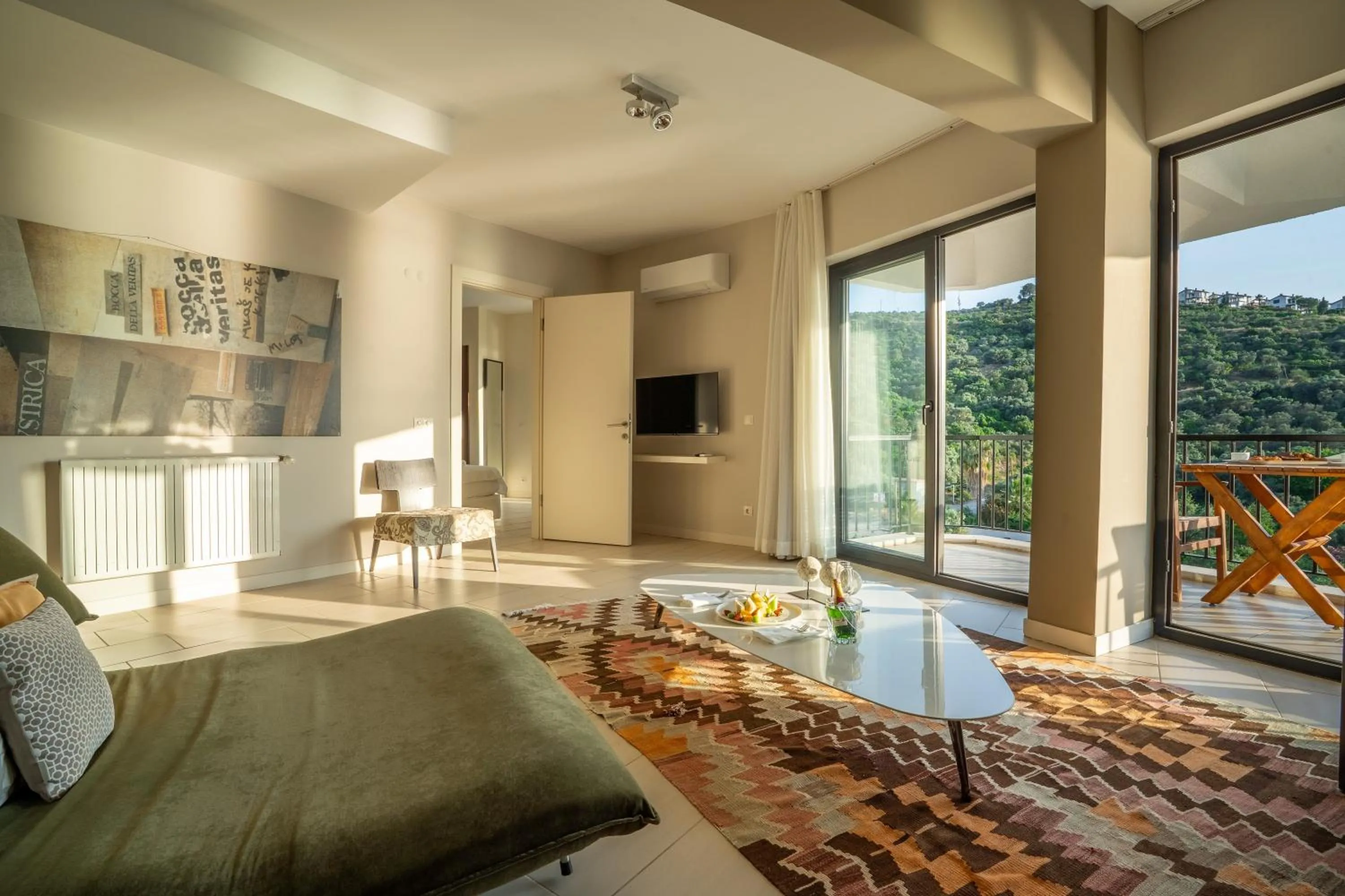 Communal lounge/ TV room in Med-Inn Hotel