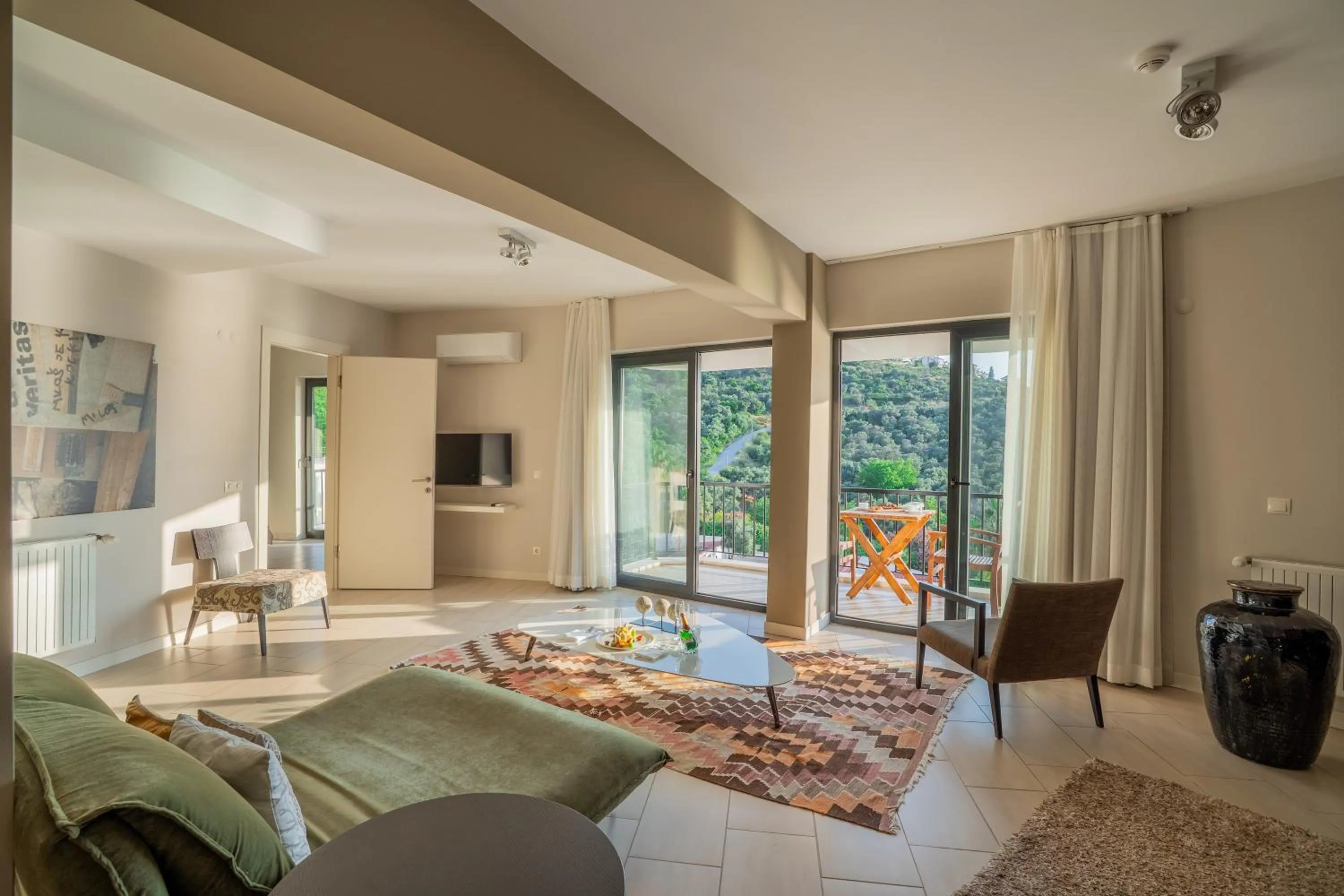 Communal lounge/ TV room in Med-Inn Hotel