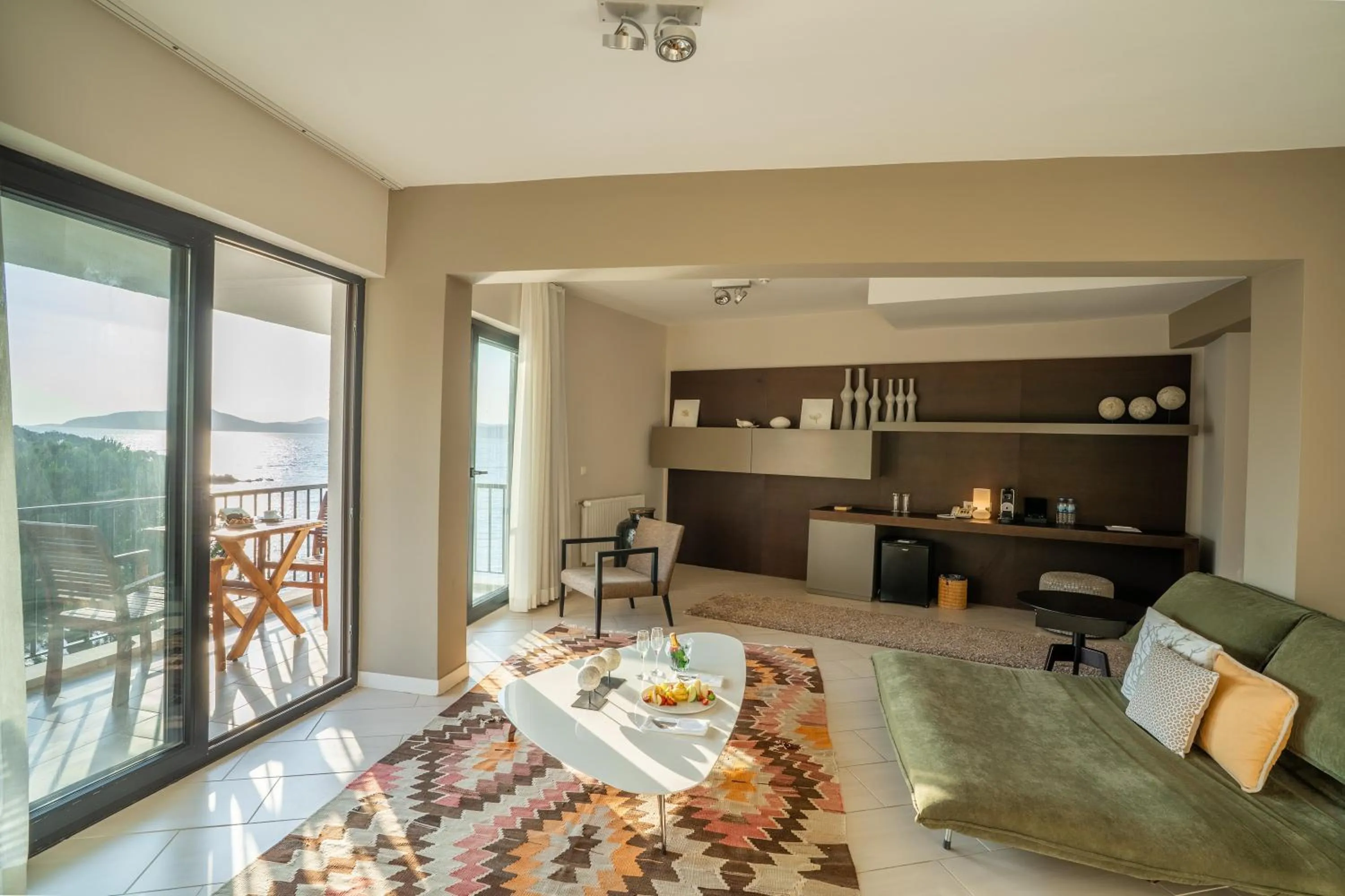 Coffee/tea facilities in Med-Inn Hotel