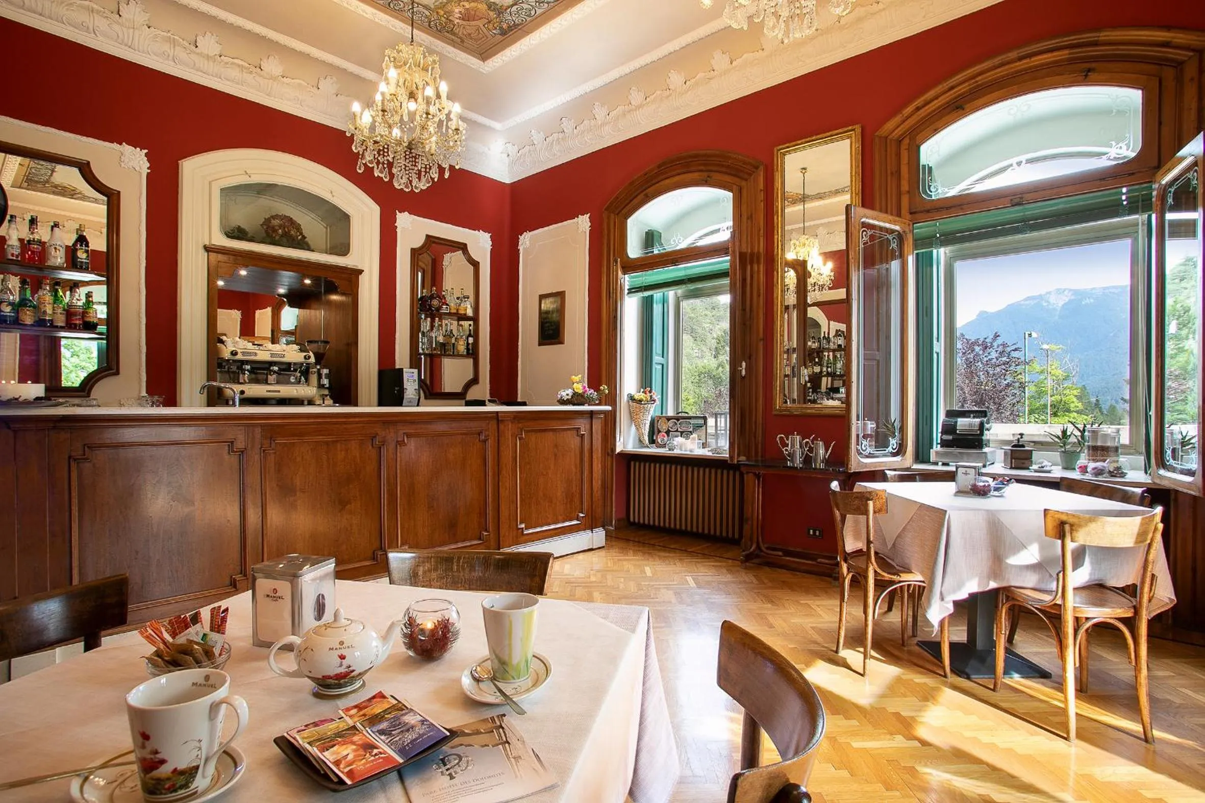 Lounge or bar in TH Borca di Cadore - Park Hotel Des Dolomites