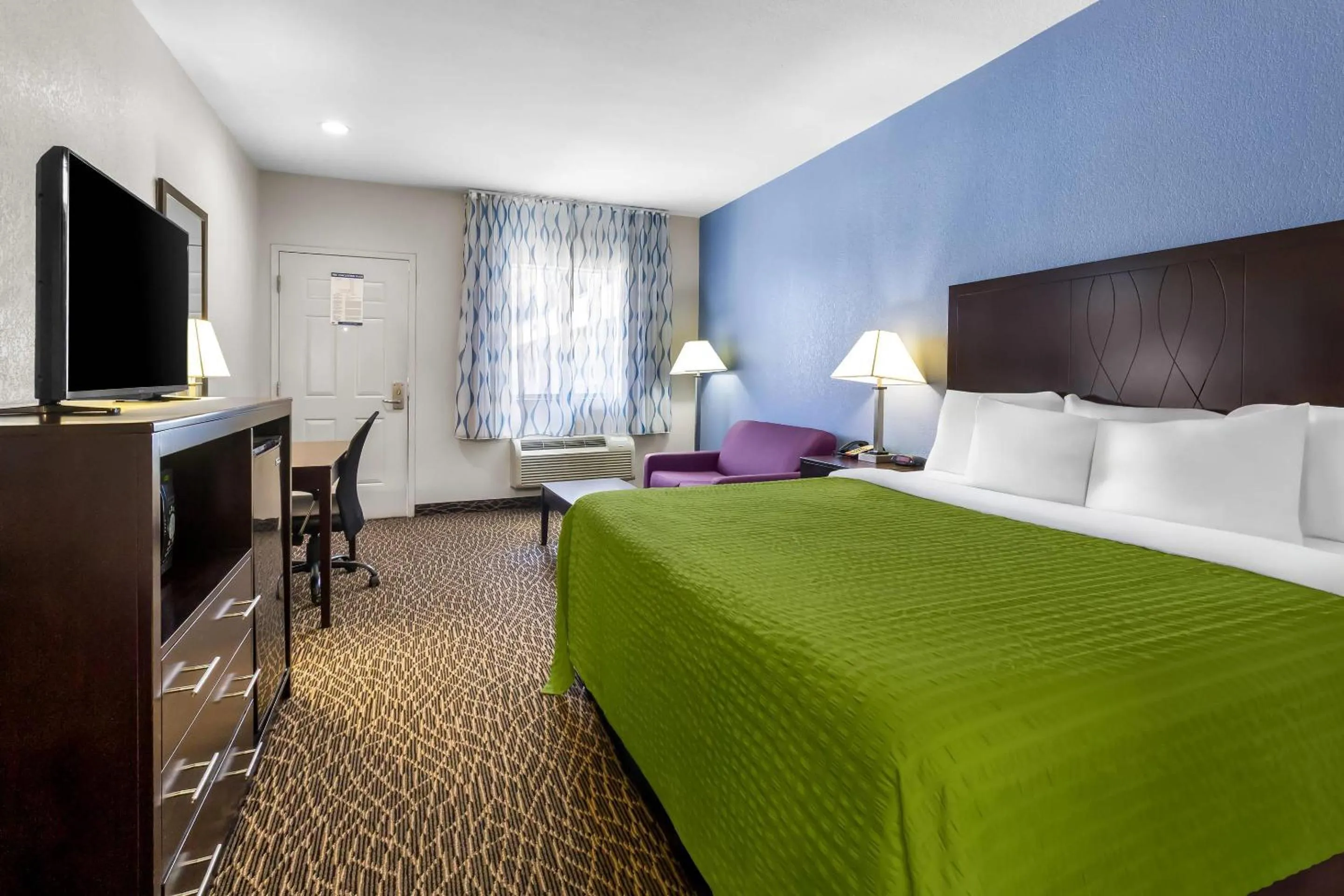 Bedroom, Bed in Econo Lodge