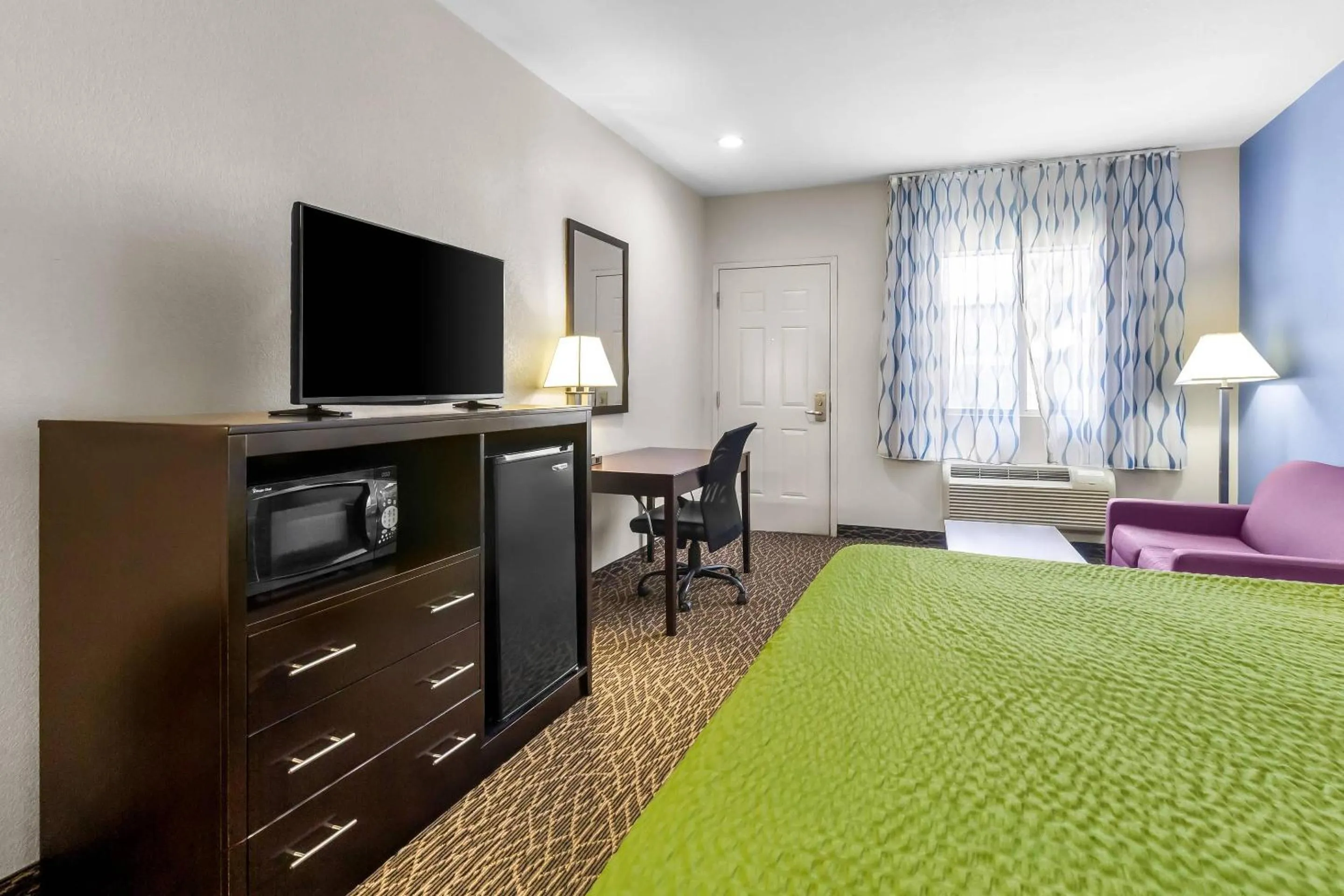 Bedroom, Bed in Econo Lodge