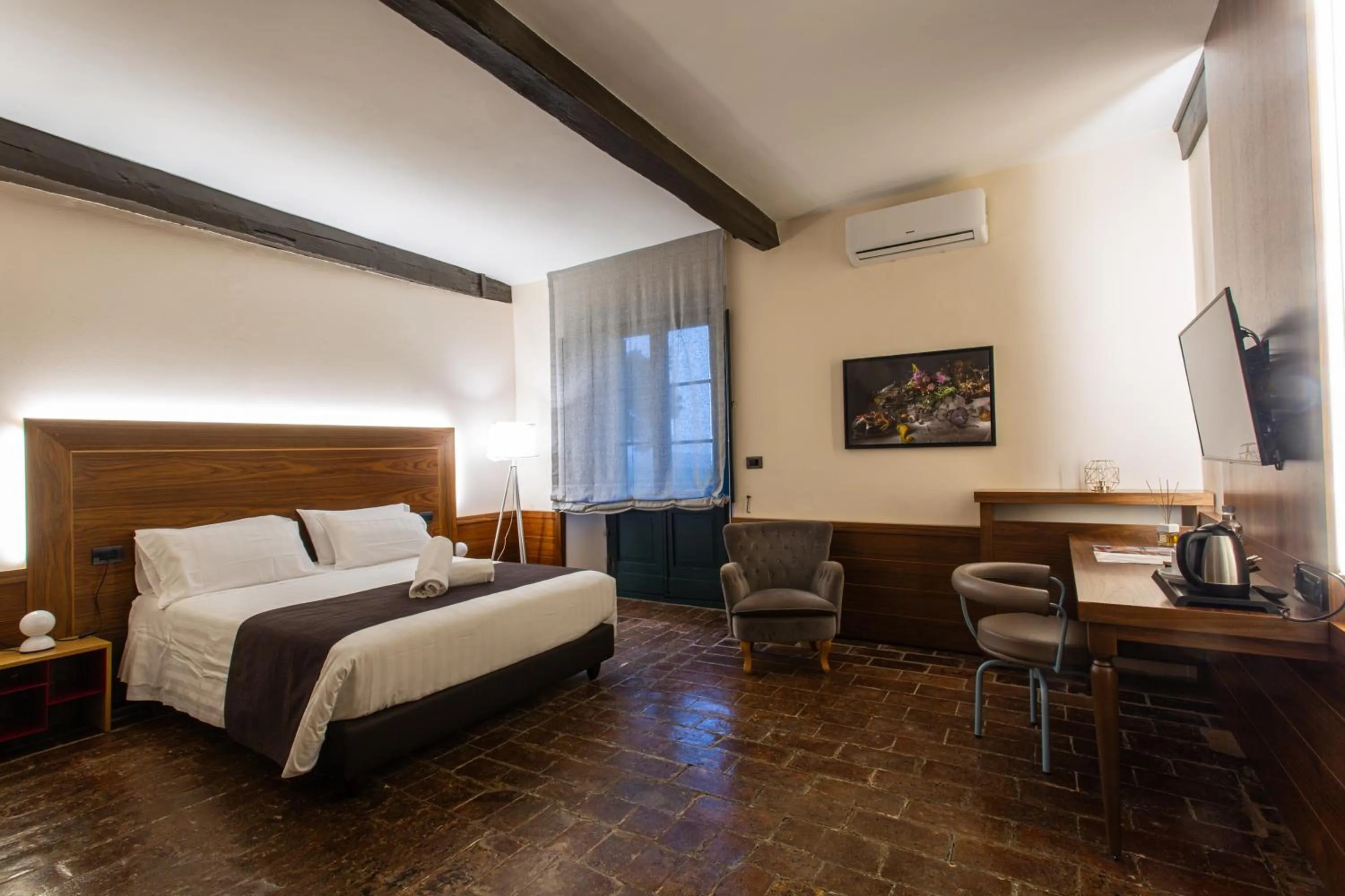 Photo of the whole room, Bed in La Loggia Historic Resort