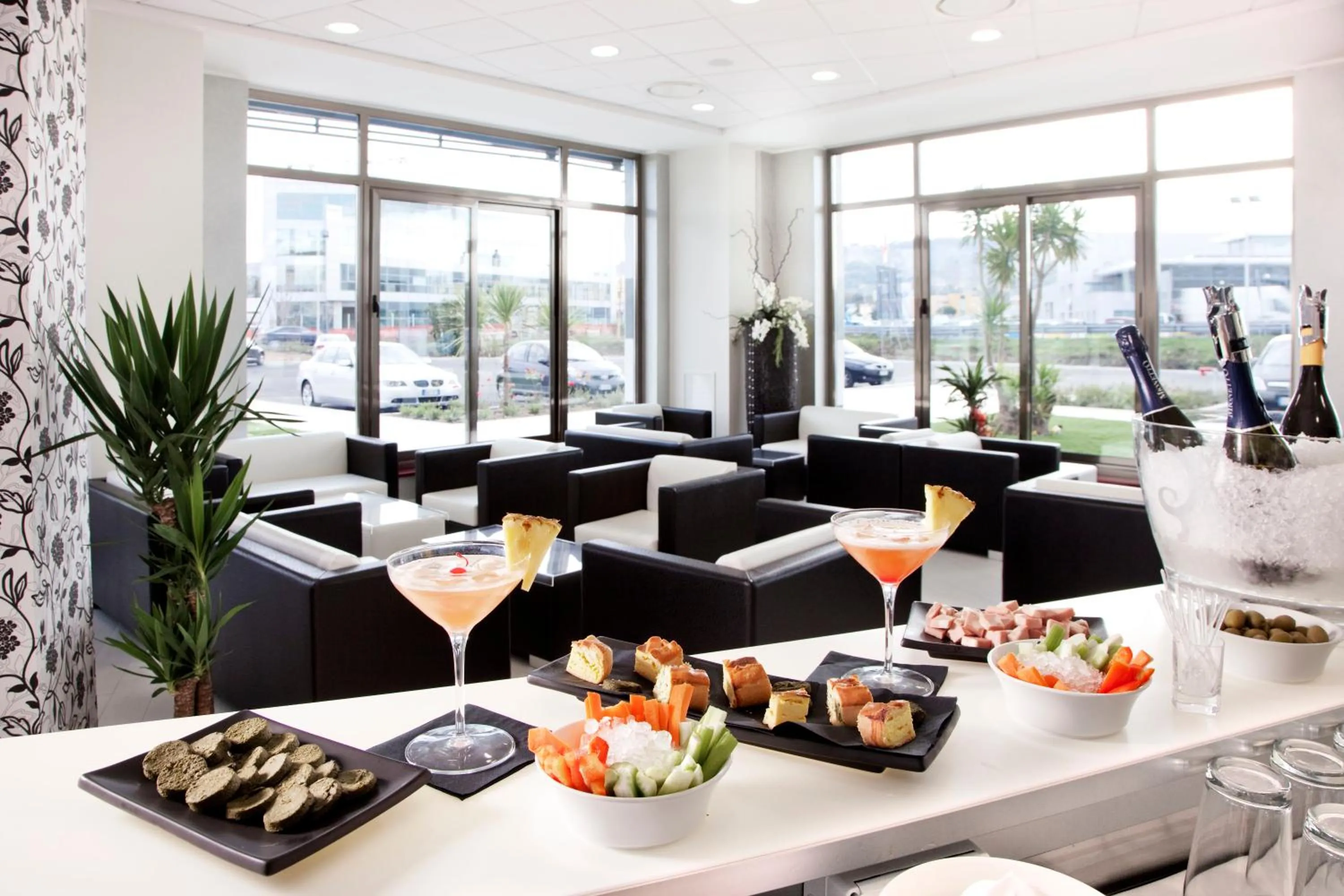 Restaurant/places to eat in S Hotel