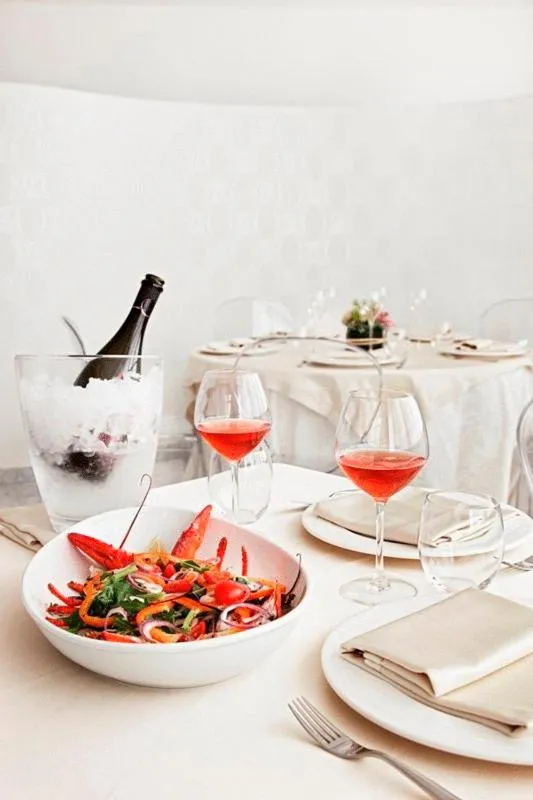 Restaurant/places to eat in S Hotel