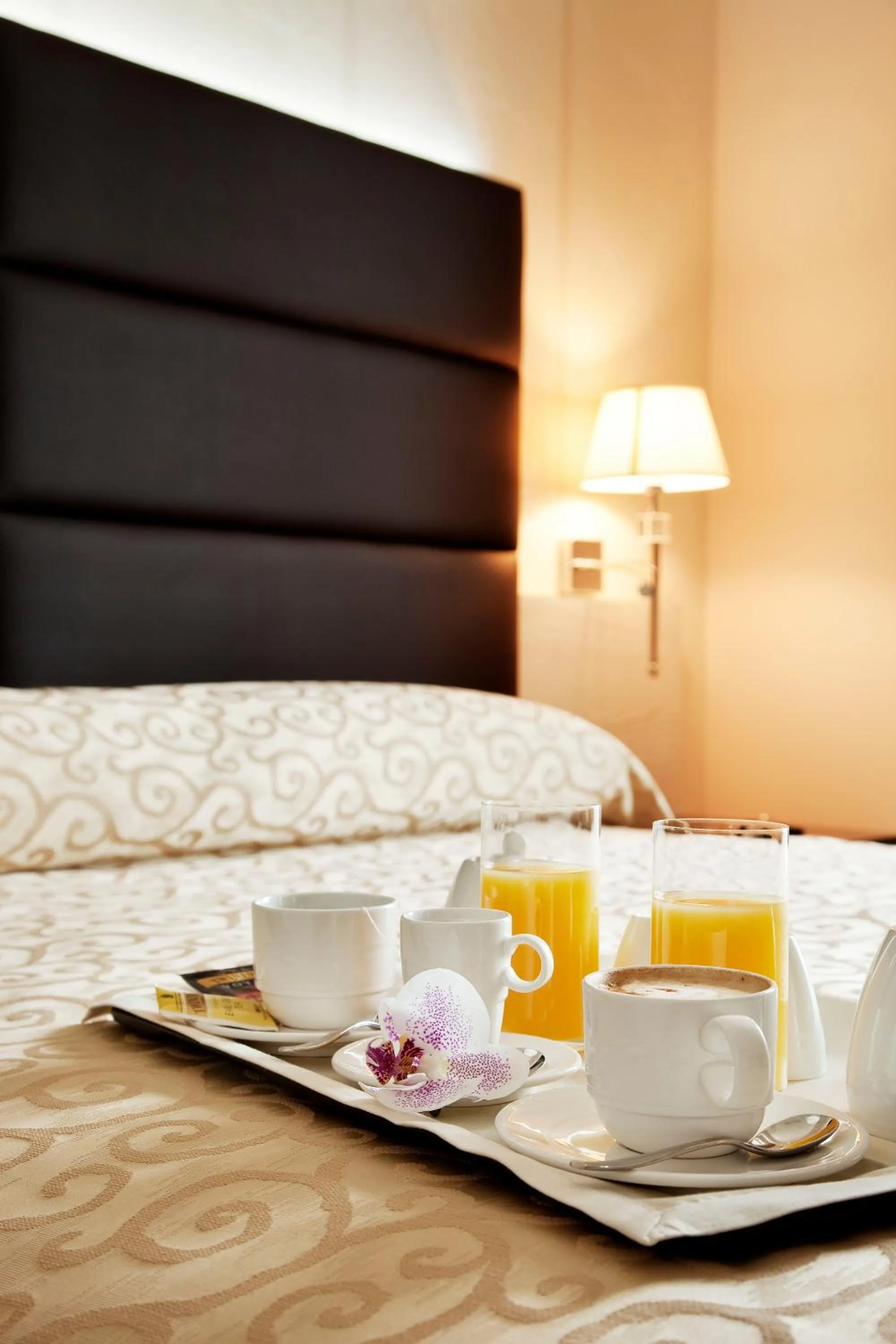 Non alcoholic drinks, Bed in S Hotel