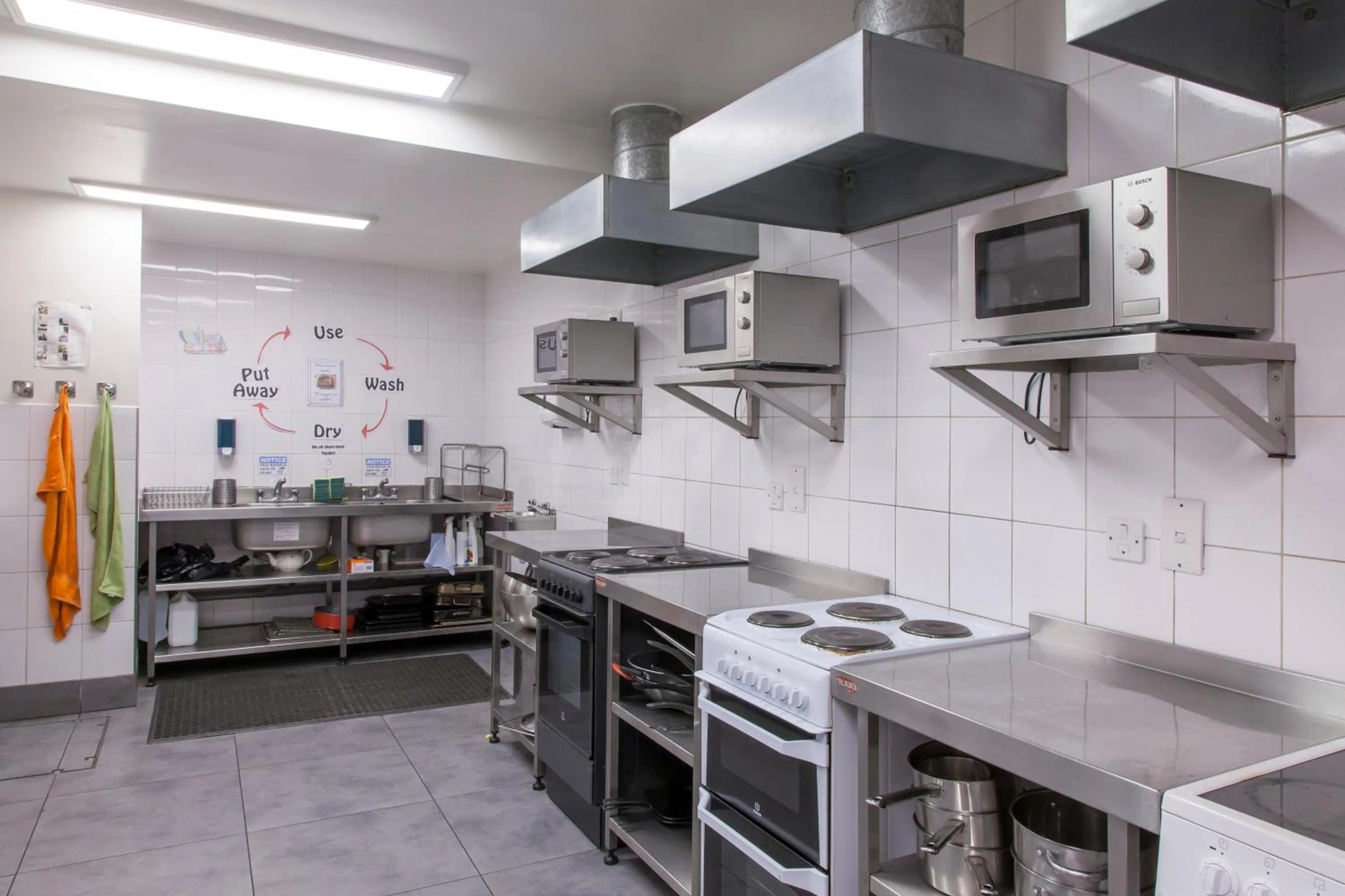 Kitchen or kitchenette in Astor Hyde Park Hostel