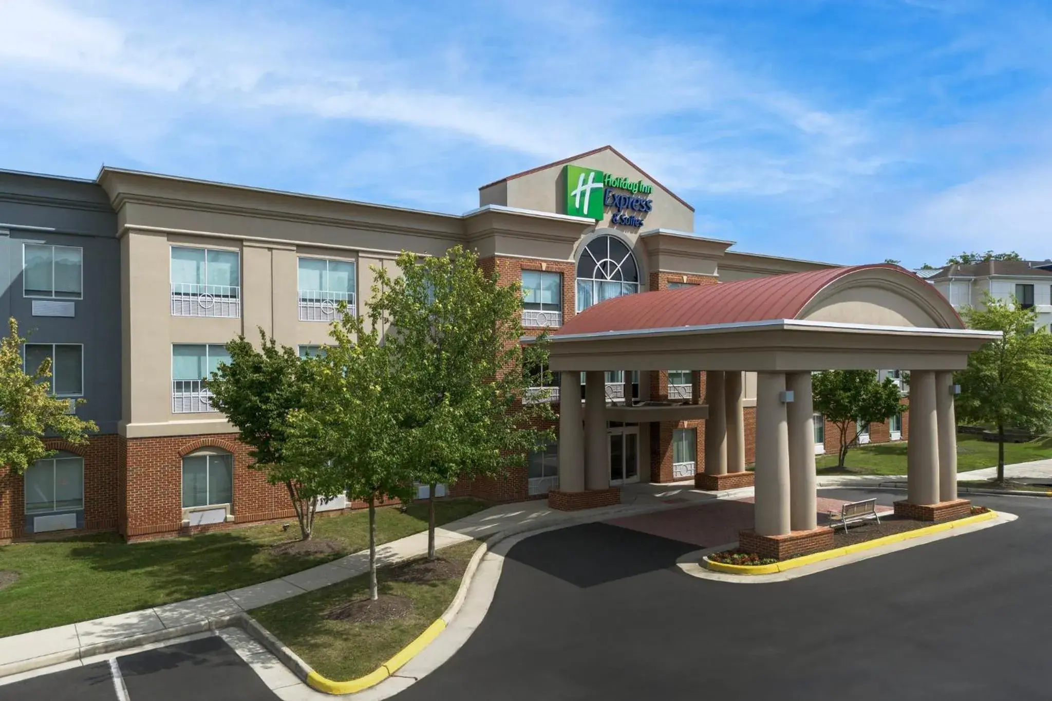 Property building in Holiday Inn Express & Suites Alexandria - Fort Belvoir by IHG Property building in Holiday Inn Express & Suites Alexandria - Fort Belvoir by IHG